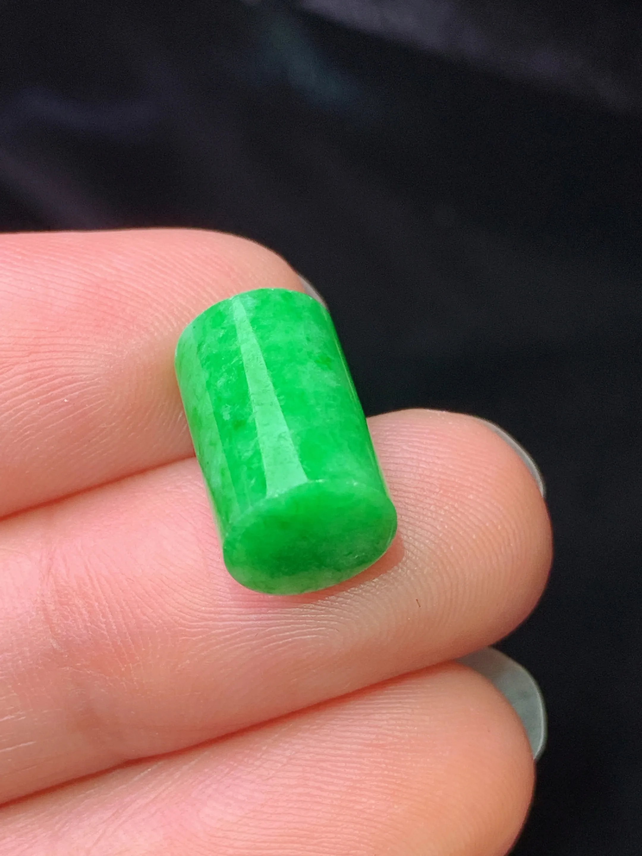 翠绿玉柱吊坠 玉质细腻 色泽清新艳丽 整体尺寸8*12