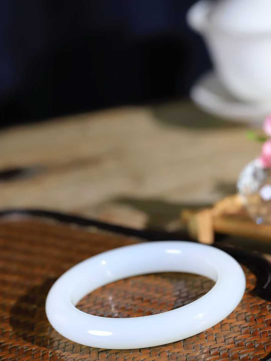 【一见钟情·手镯】

精品和田玉白玉手镯。镯型饱满，温润细腻，脂润沁香。️执一卷书，沏一盏茶，着一袭裙，戴一只镯。淡淡浅笺，素心若兰，静赏玉中诗画。悠悠岁月，芊手轻摘，盛满诗样芳华。重55.4克   内径圈口55.5mm 尺寸11-10mm  FDA-111252433