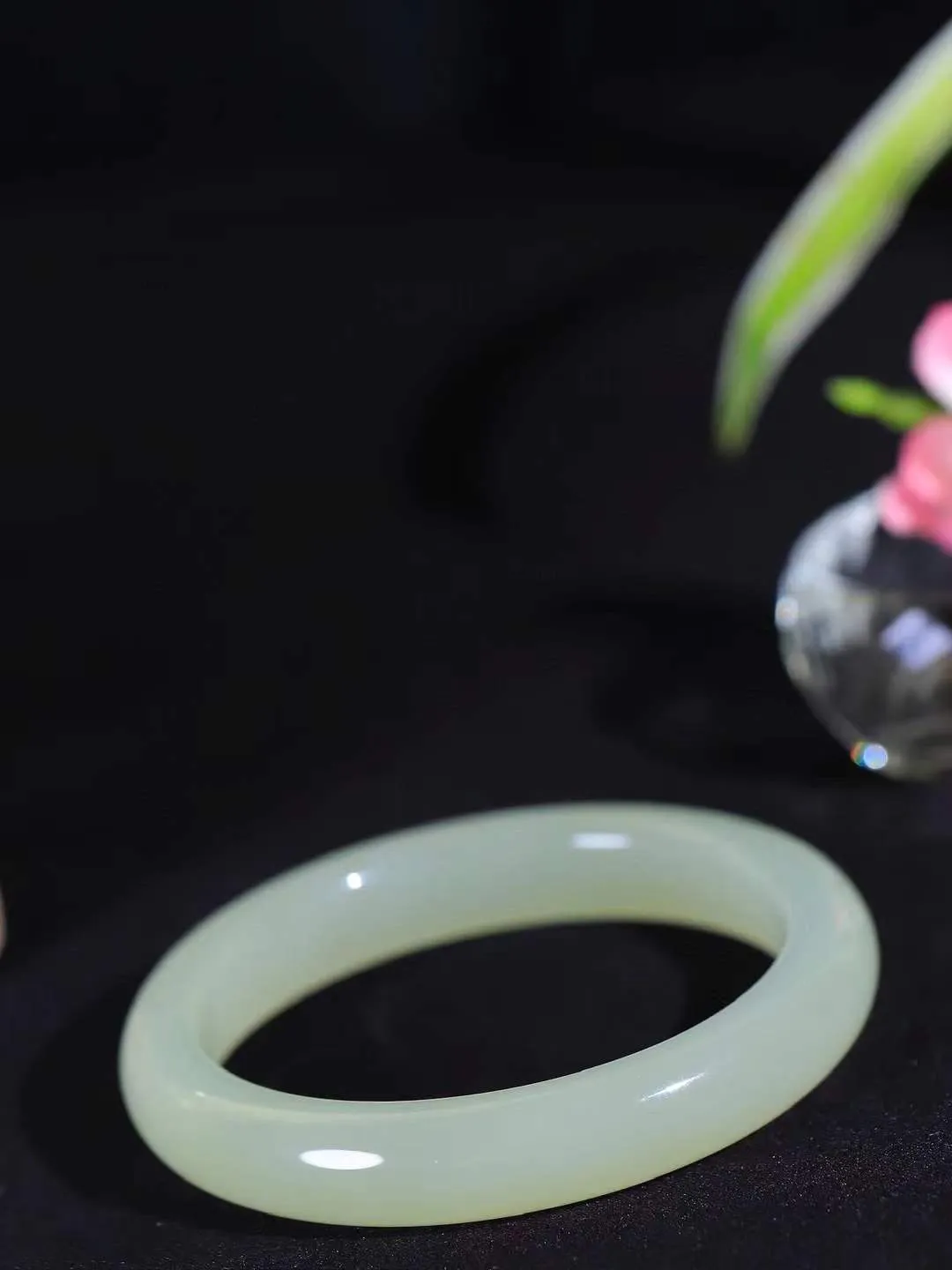 【岁月之韵.手镯】

精品和田玉晴水手镯，色泽淡雅如雨后初晴的天空，清新脱俗。手镯圆润饱满，寓意圆满和谐，承载着岁月的温柔与时光的沉淀。无论是日常佩戴还是珍藏，都是对美好生活的诗意表达。重46.8克  尺寸56-11.2-8.2mm  561242574A