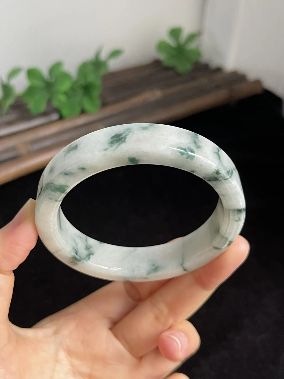 正圈56.5圈口，翡翠糯化种飘绿手镯，非常独特的方形手镯，飘片片蓝绿碎花，仙气飘飘，上手非常漂亮