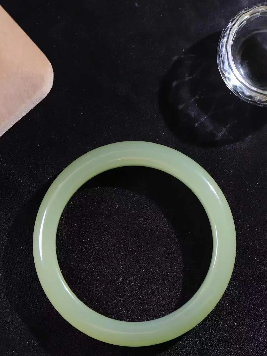 【温润于心.手镯】

精品️和田玉晴水手镯，如晴水般清澈，似晴空般纯净。每一缕纹理都诉说着大自然的馈赠，温润细腻，触手生温。佩戴它，仿佛将一片宁静的晴水湖戴在腕间，优雅从容，气质非凡。重52.8克  尺寸58.5-11.3-9mm  551202533A