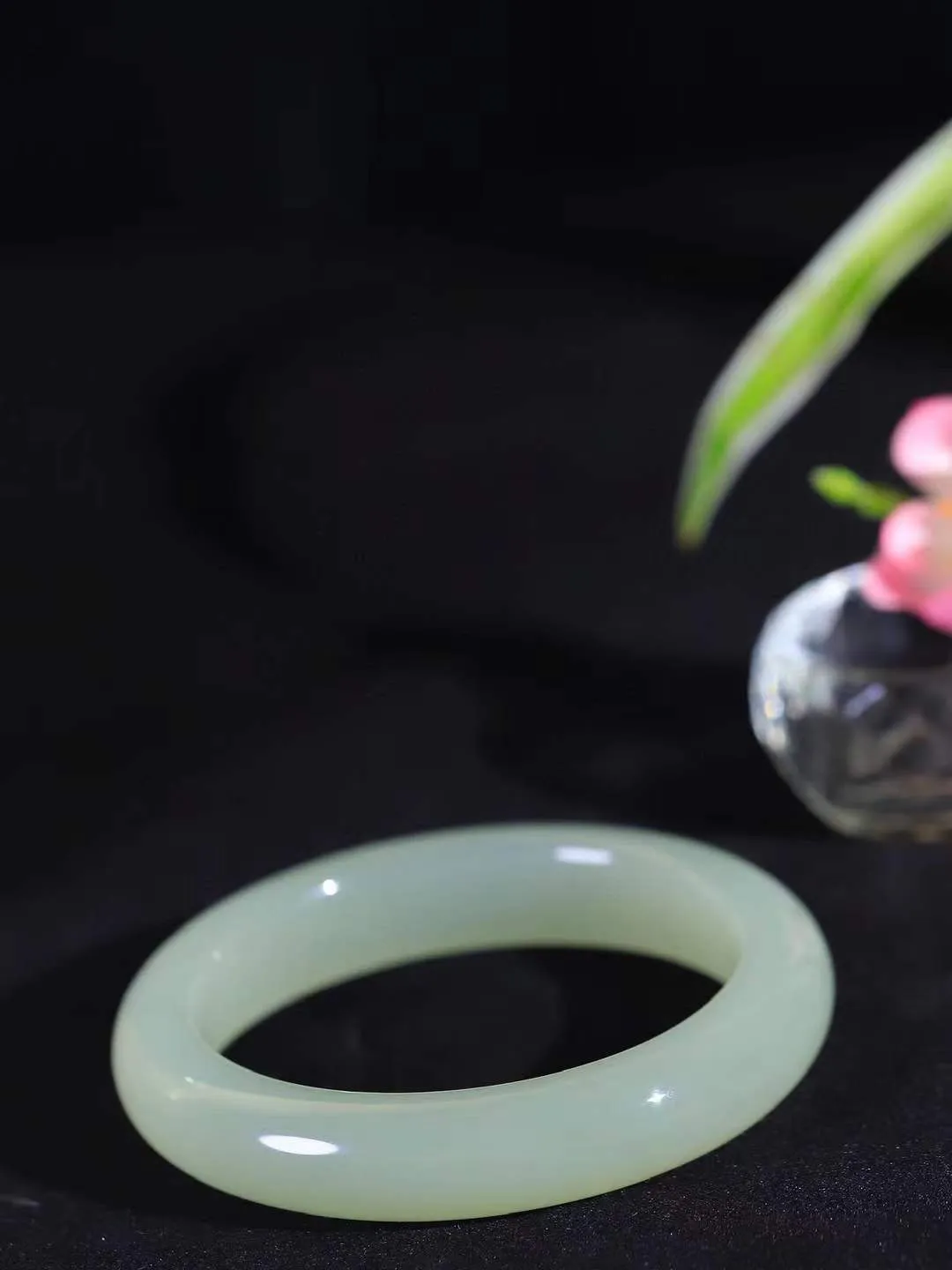 【诗情画意.手镯】

精品️和田玉晴水手镯   细腻油脂,手感润滑。意韵飘渺，温雅细腻，工艺精湛，️氤氲诗意的美跃然于手腕之间，给人以出尘的风雅，优美脱俗，气质非凡。重60.5克 内径56mm尺寸13-9.3mm  221202500A