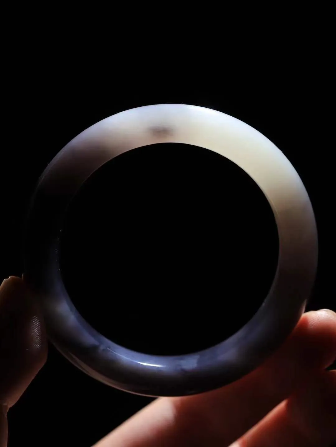 【婉约佳人.手镯】

精品和田玉烟紫白双色手镯 玉质温润细腻 油性十足 手感舒适，高华雅逸，线条流畅，简约大气，美自天成，素雅高贵。佩戴于腕间，婉约之美，举手投足间透出那份低调奢华。重53.2克 内径53.5mm  尺寸11.7-9.2mm   FDL-111272433