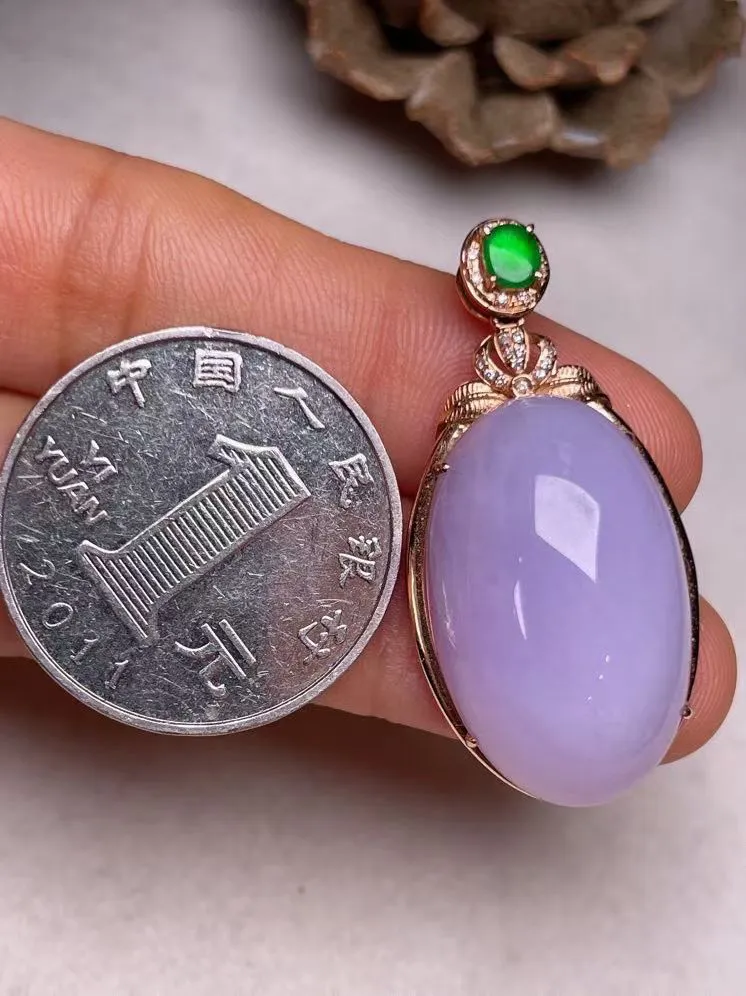 冰糯种紫罗兰鸽子蛋吊坠、真金真钻镶嵌，种水好，玉质细腻 .裸石尺寸 25.0*15.6