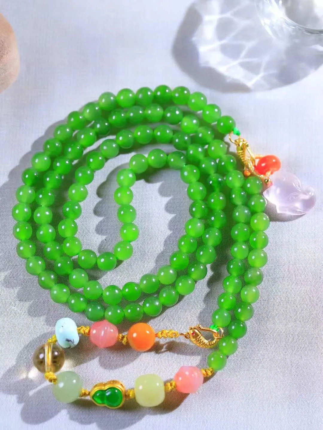 【珠圆玉润.挂链】

精品和田玉碧玉珠圆玉润挂链 玉质温润细腻 油性十足 佩戴舒适。珠珠落玉盘，间关莺语花底滑，一生美好时光，无论身在何处，都有它相伴相守。事事顺遂，幸福美满，吉祥如意。重48克 尺寸取一6mm FDL-521202472