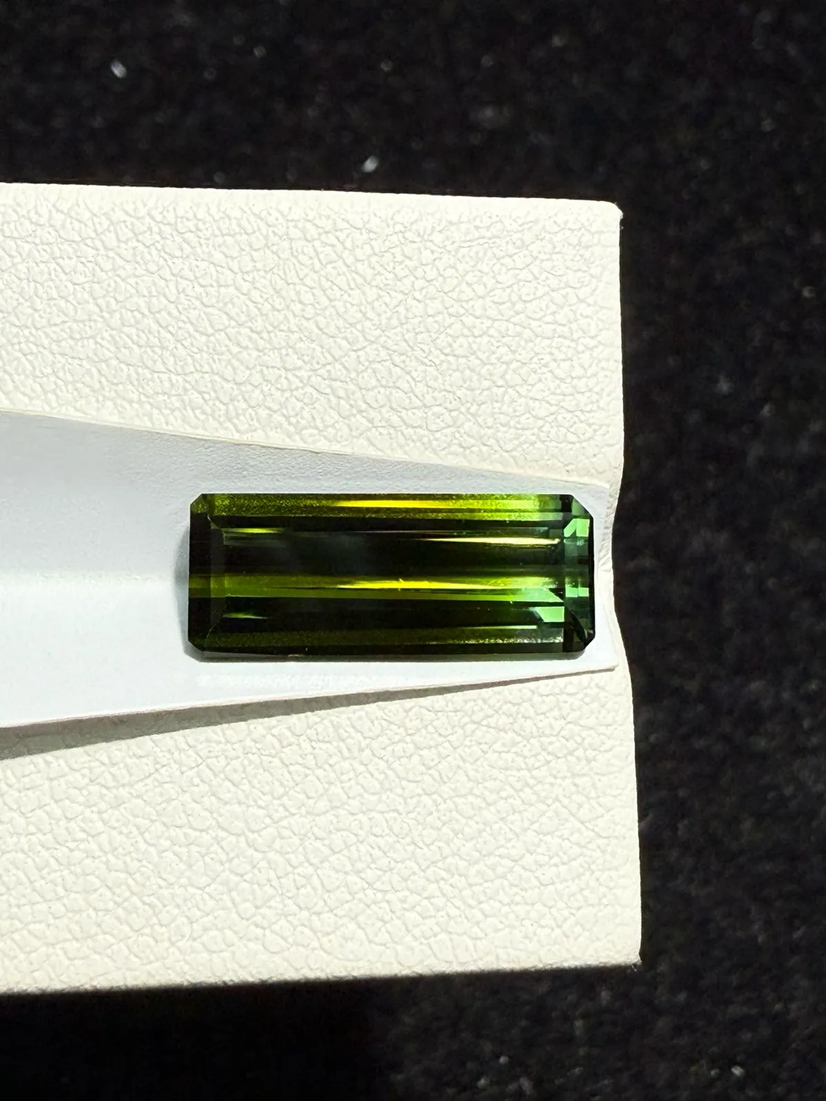 【高端珠宝】天然极美绿碧玺裸石
重量: 4.205ct  规格: 15.8*6.2*4.3毫米
精湛切工，满身火彩
台面大，实物更美，可以代镶嵌设计。