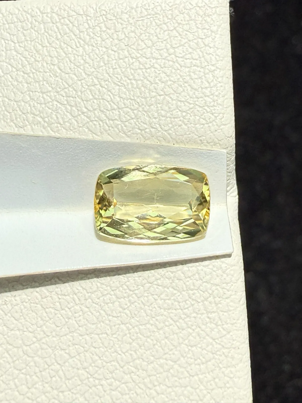 【高端珠宝】天然极美帝王托帕石裸石
重量: 1.435ct  规格: 8.2*5.5*3.1毫米
精湛切工，满身火彩
台面大，实物更美，可以代镶嵌设计。