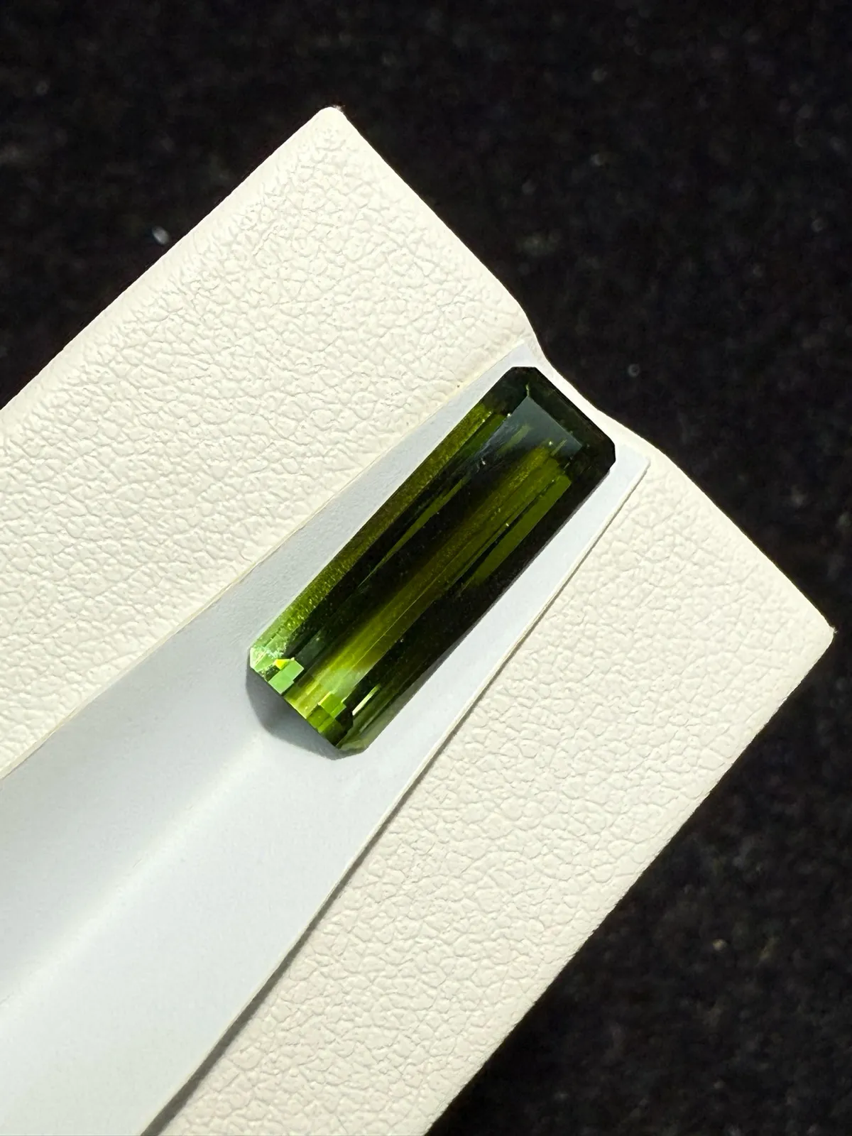 【高端珠宝】天然极美绿碧玺裸石
重量: 3.455ct  规格: 16.5*5.7*3.6毫米
精湛