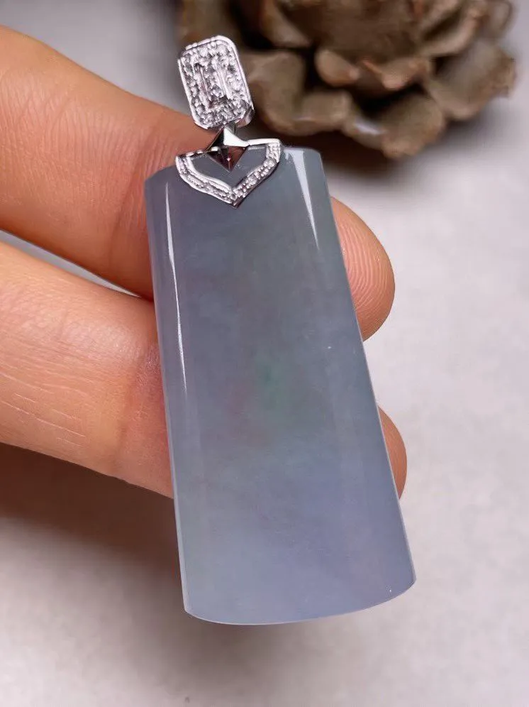 冰糯种淡紫平安无事牌吊坠、真金真钻镶嵌，种水好，玉质细腻 .裸石尺寸 35.3*18.0