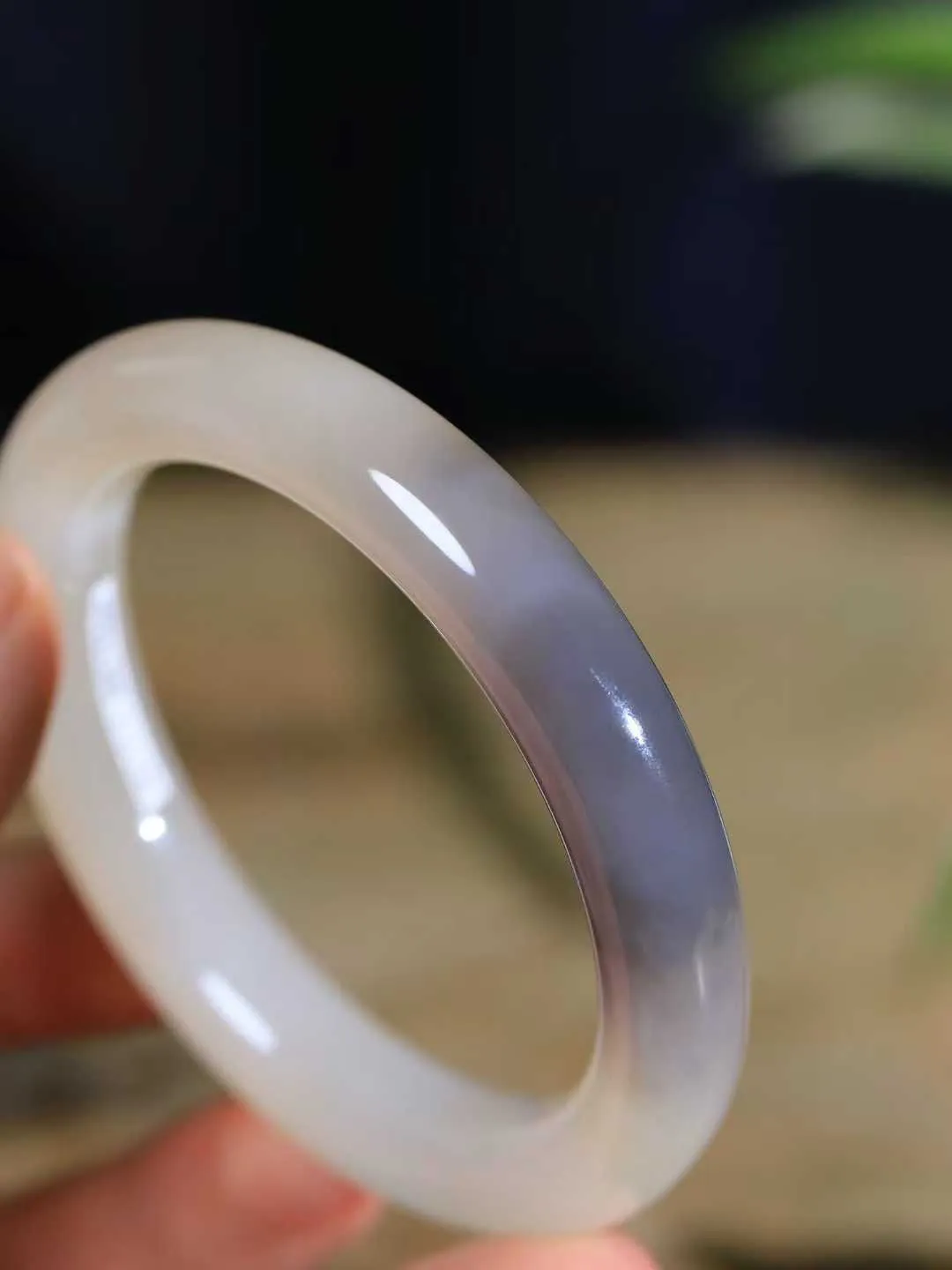 （一见倾心.手镯）

精品和田玉三色圆条手镯，玉质温润细腻 油性十足 手感舒适，高华雅逸，线条流畅，简约大气，美自天成，素雅高贵。佩戴于腕间，婉约之美，举手投足间透出那低调奢华。重60克  尺寸56-11.3-10.5mm  561252400A