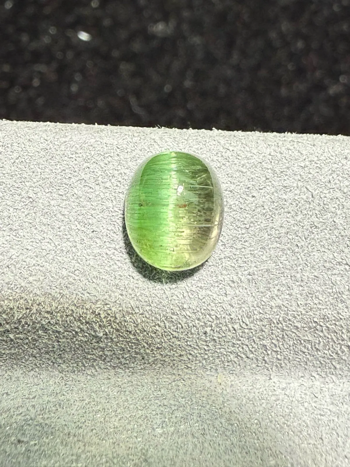 1.89克拉 西瓜碧玺猫眼裸石 猫眼效应犀利 晶体好[强][强] 水头十足 俏色系列可遇不可求 大约规格：7.1*6.1*4.6mm