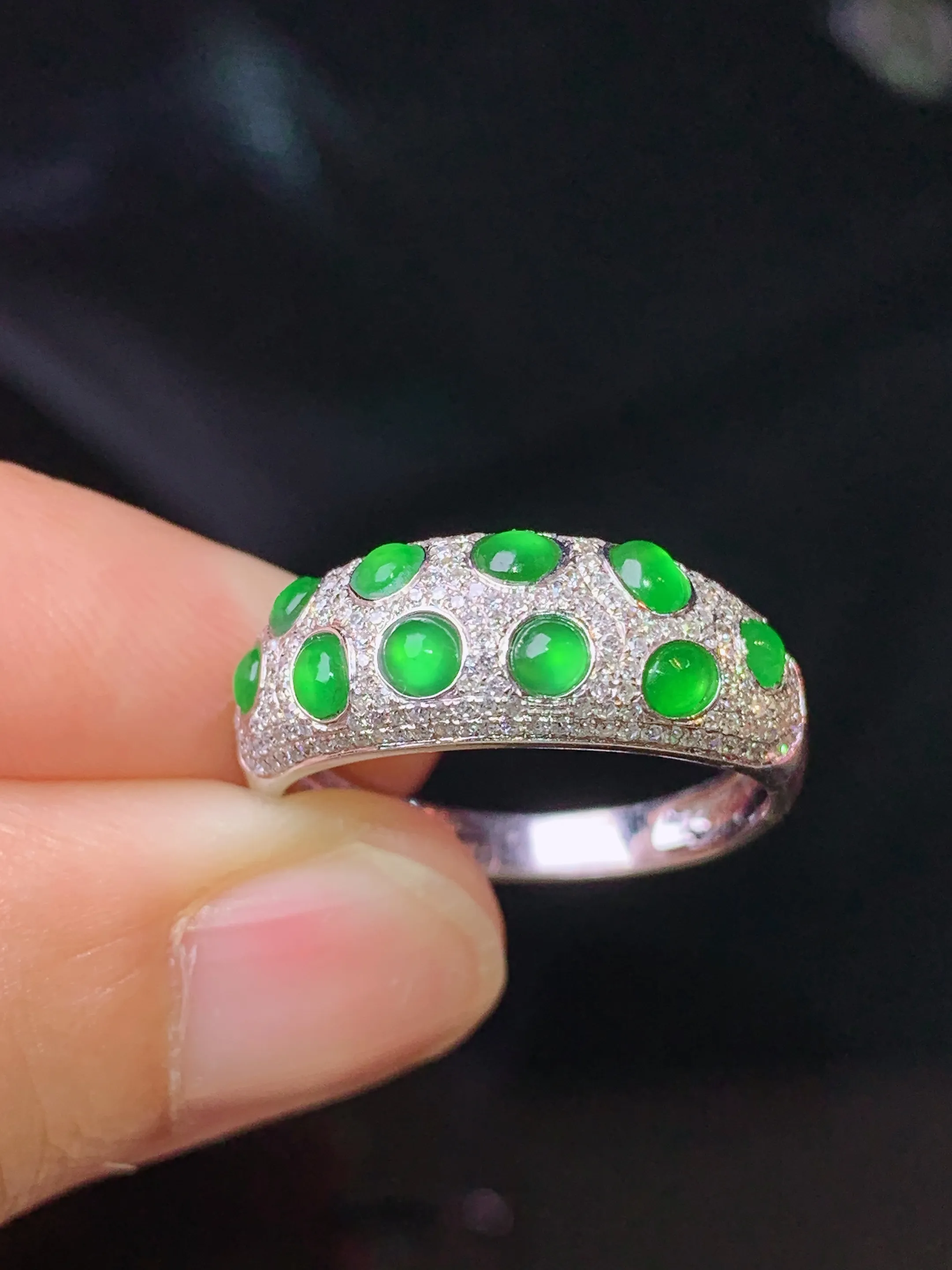 18k金钻镶嵌满绿蛋面戒指 玉质细腻 色泽清新艳丽 圈口15 整体尺寸2.5*2