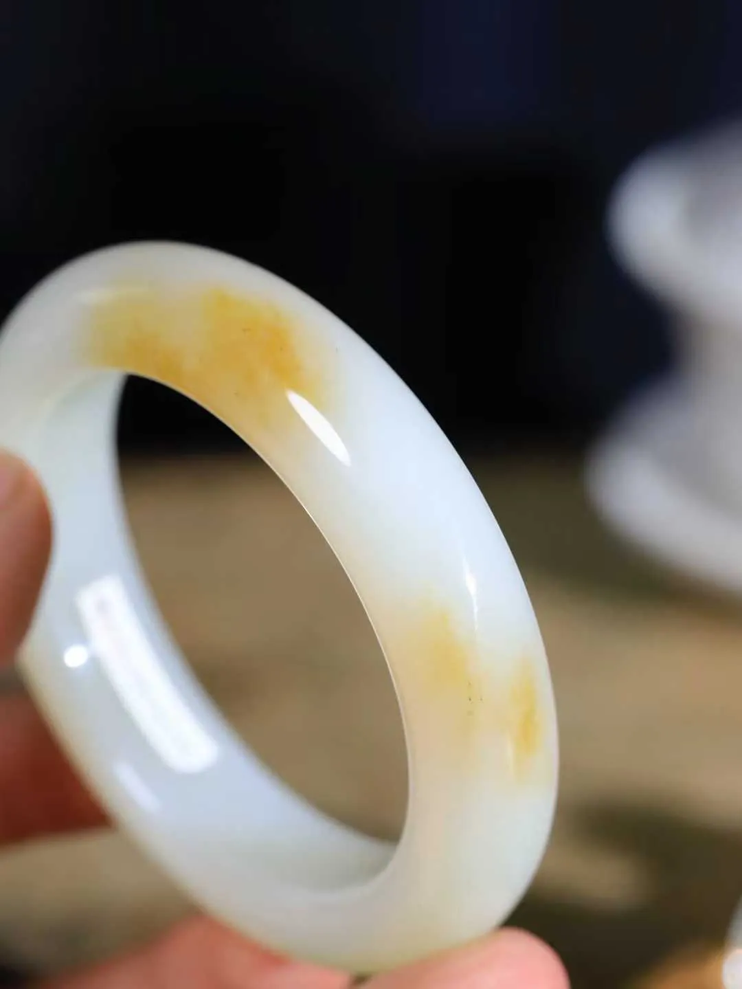 （温柔雅致.手镯）

精品️和田玉糖白玉手镯。镯型饱满，温润细腻，脂润沁香。️执一卷书，沏一盏茶，着一袭裙，戴一只镯。淡淡浅笺，素心若兰，静赏玉中诗画。悠悠岁月，芊手轻摘，盛满诗样芳华。重87克   尺寸56.5-15-10.8mm    FDA-321242400