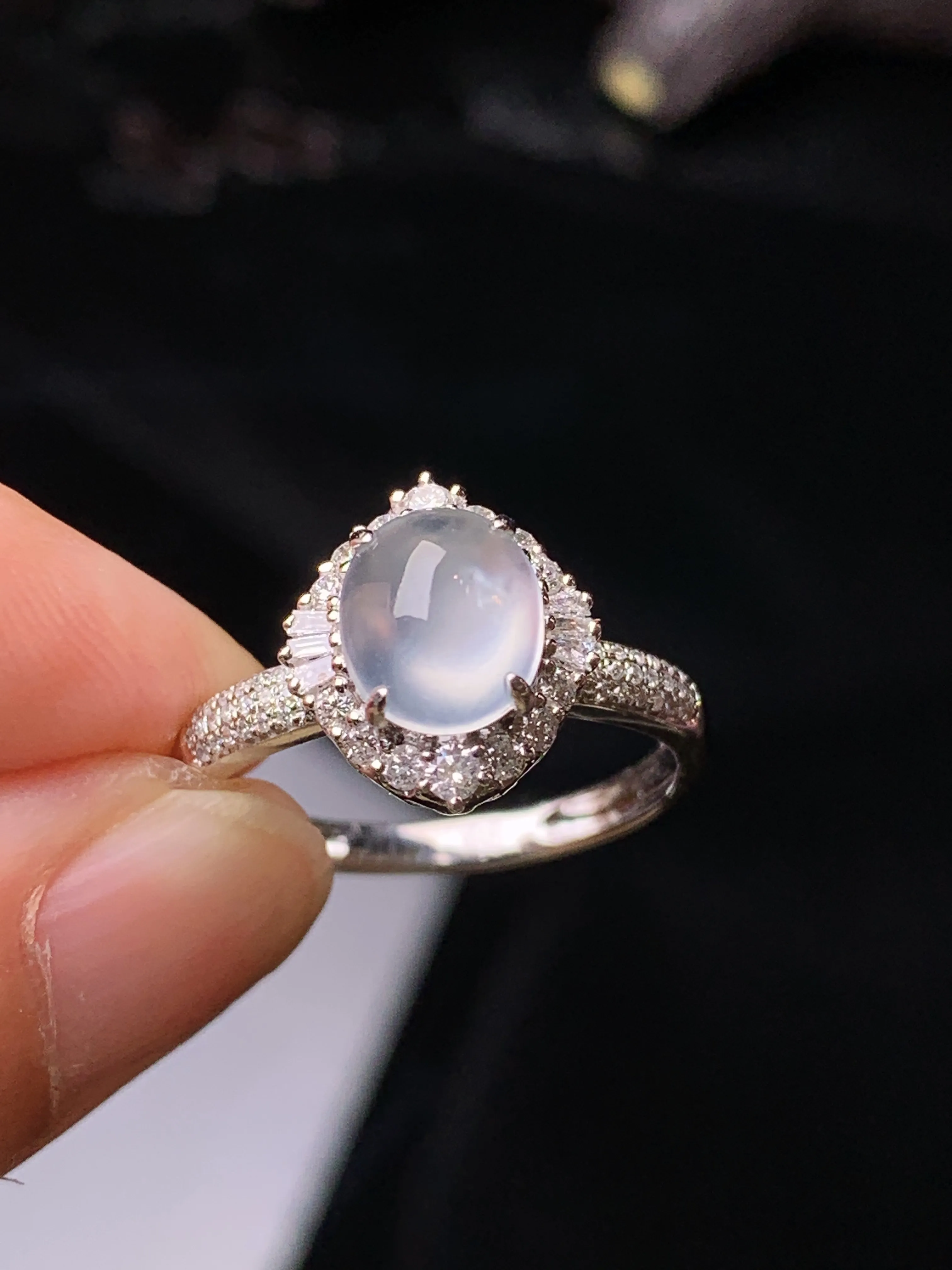 18k金钻镶嵌冰种蛋面戒指 玉质细腻 色泽清新艳丽 圈口14.5 整体尺寸12.3*10.8*8.2