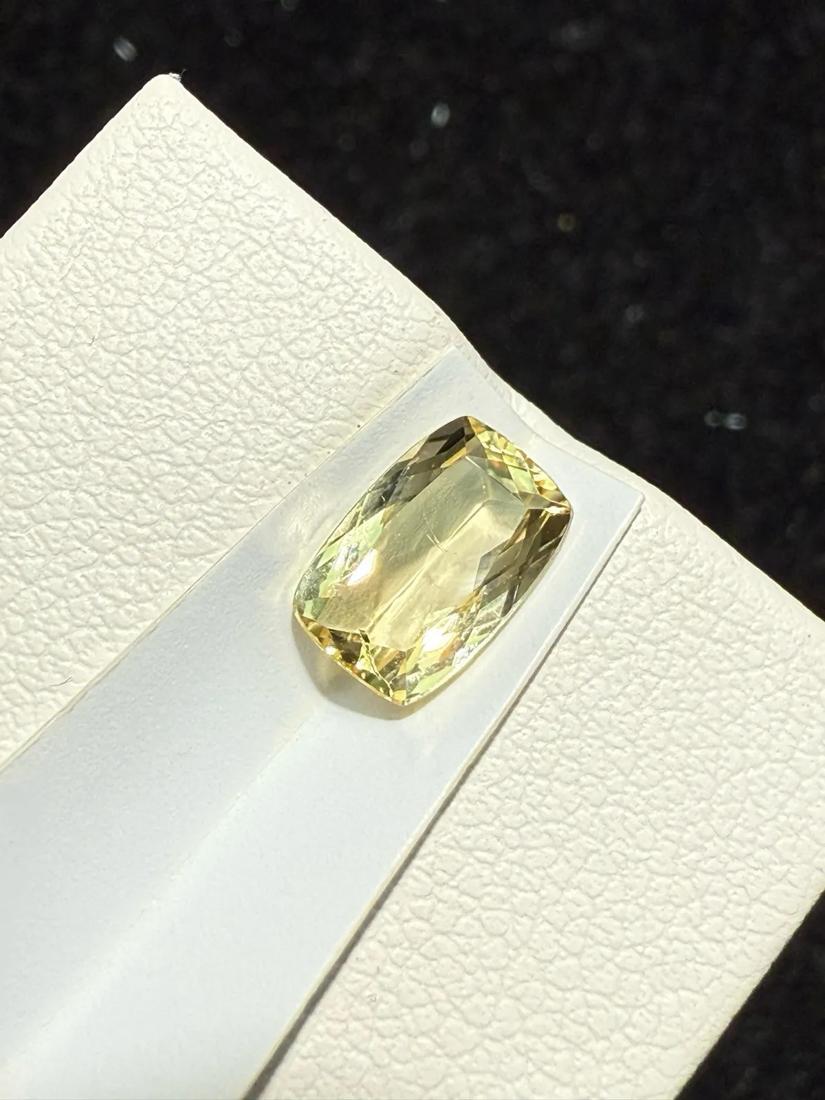 【高端珠宝】天然极美帝王托帕石裸石
重量: 1.435ct  规格: 8.2*5.5*3.1毫米
精