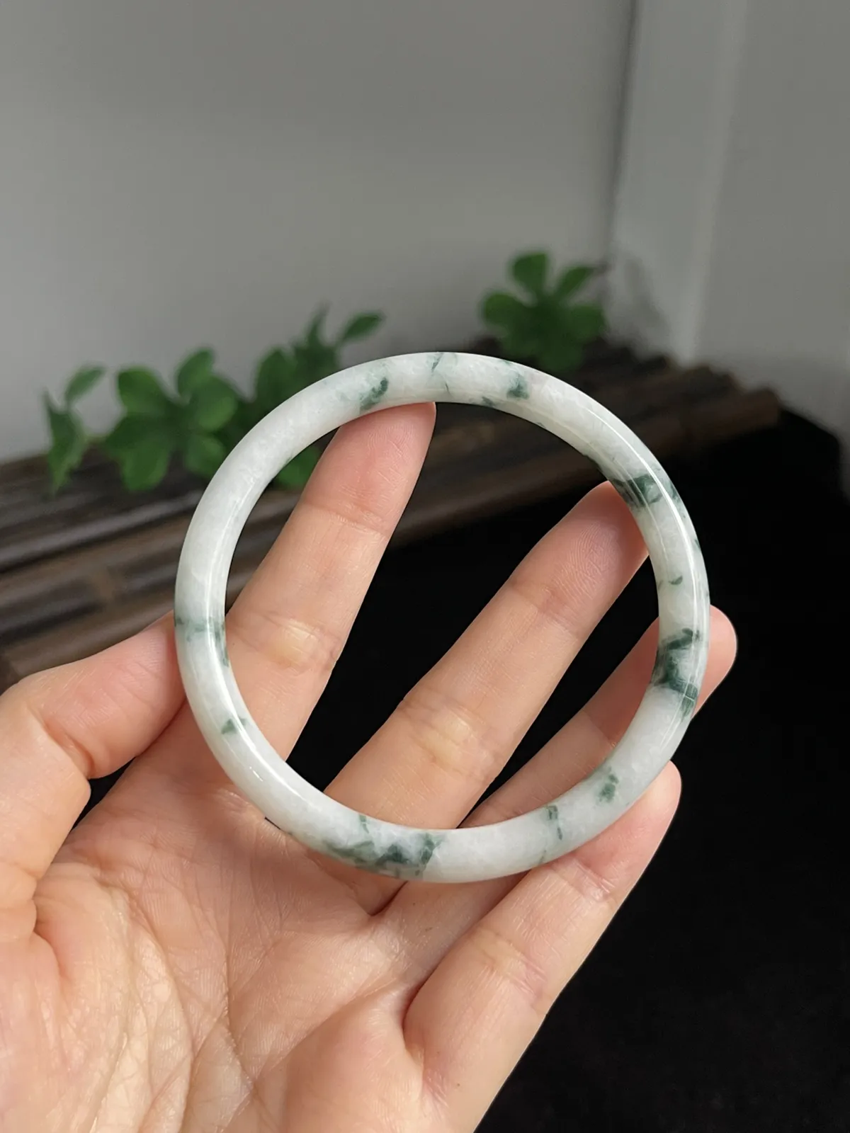 圆镯57.5圈口，翡翠糯化种飘绿手镯