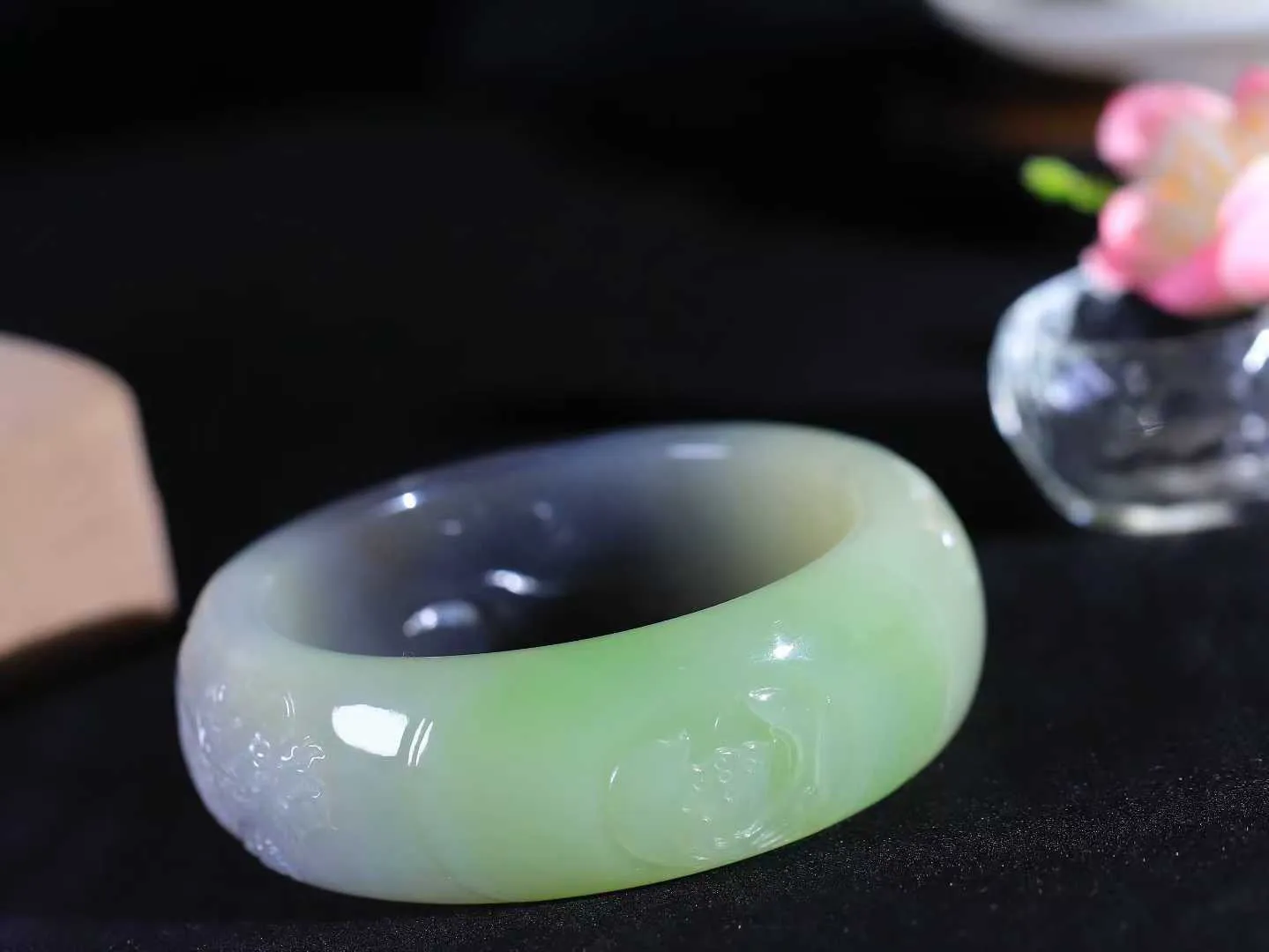 【龙行天下.手镯】

收藏级臻品️和田玉烟紫翠青双色手镯 玉质温润细腻 油性十足 脂粉佳，祥龙双目圆瞪，巨口大张，獠牙锋利，有气吞万里之感，威严霸气。龙是古代祥瑞之物 寓意有龙护身，除恶挡煞，消灾，祈福呈吉。重129.2克 尺寸58.5-24.2-10.3mm FDA-891202453