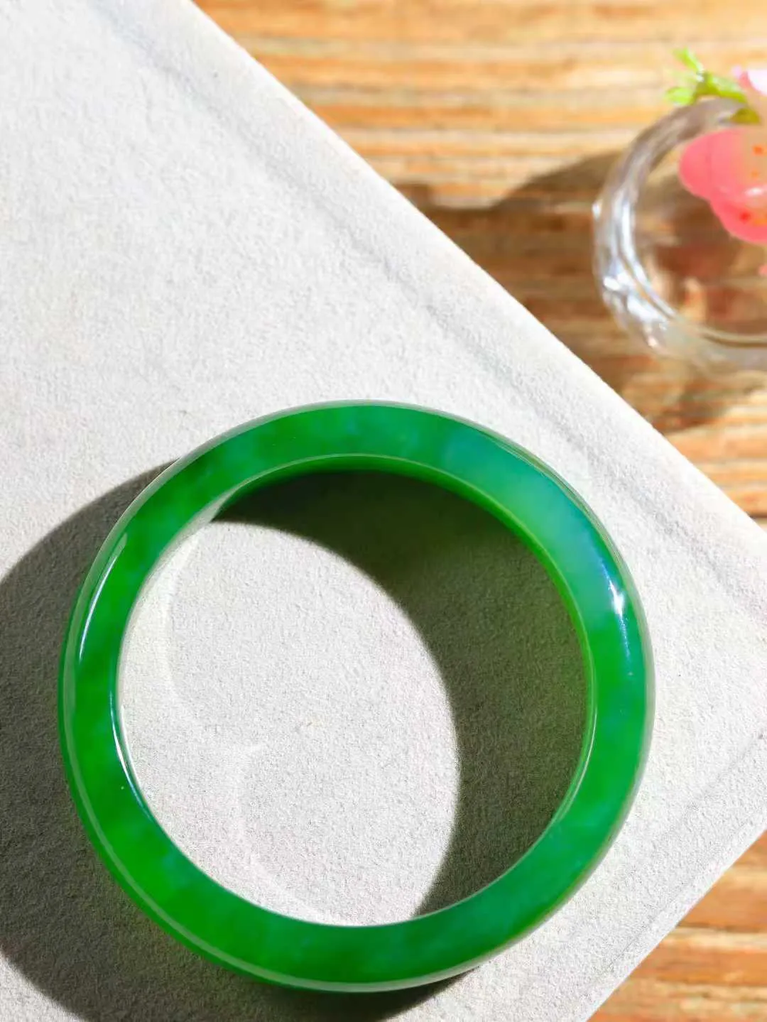 【碧波流转·手镯】

收藏级和田玉碧玉猫眼手镯，玉质细腻温润，手感舒适，️线条流畅，简约大气，美自天成，佩戴于腕间，婉约之美，举手投足间透出那份低调奢华，醉人心扉。
重56.7克 内径圈口57.5mm尺寸13.2-8.5mm  FDA-131202408