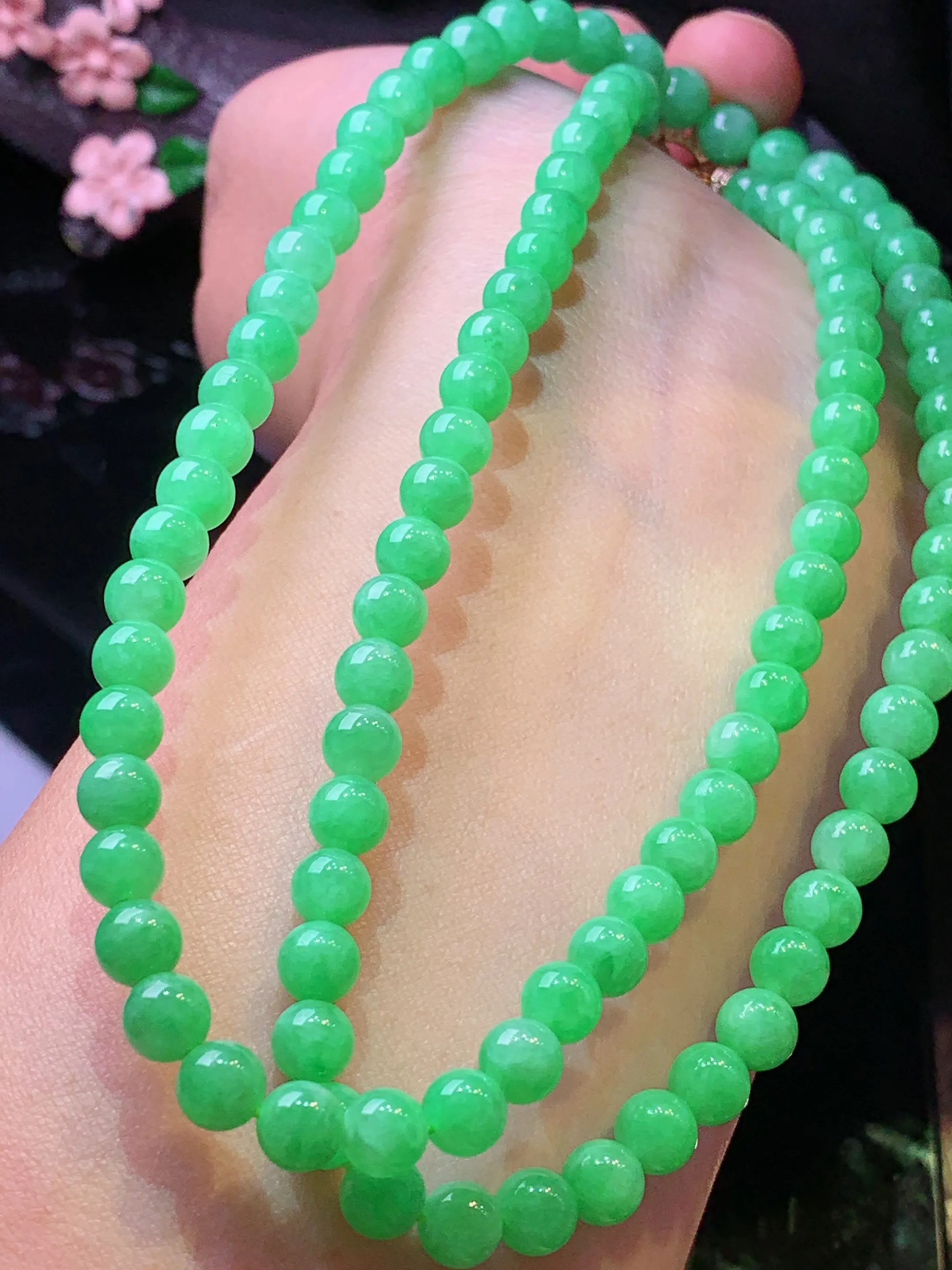 翠绿圆珠项链 玉质细腻 色泽清新艳丽 整体尺寸5.8