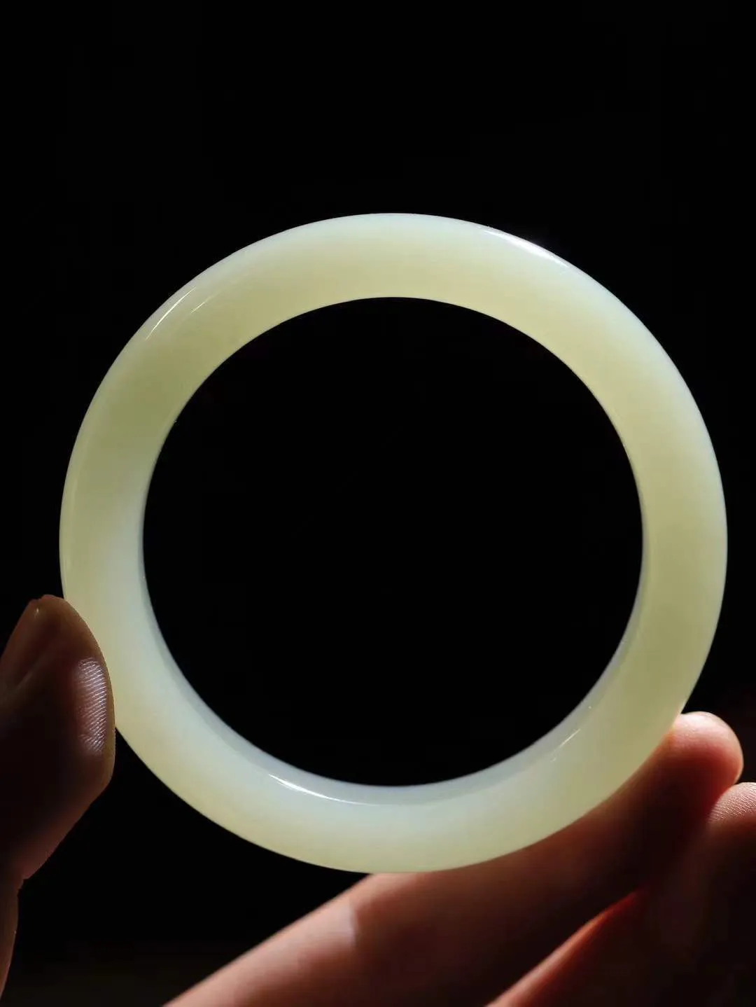 【诗情画意.手镯】

精品️和田玉晴水手镯   细腻油脂,手感润滑。意韵飘渺，温雅细腻，工艺精湛，️氤氲诗意的美跃然于手腕之间，给人以出尘的风雅，优美脱俗，气质非凡。重60.5克 内径56mm尺寸13-9.3mm  221202500A