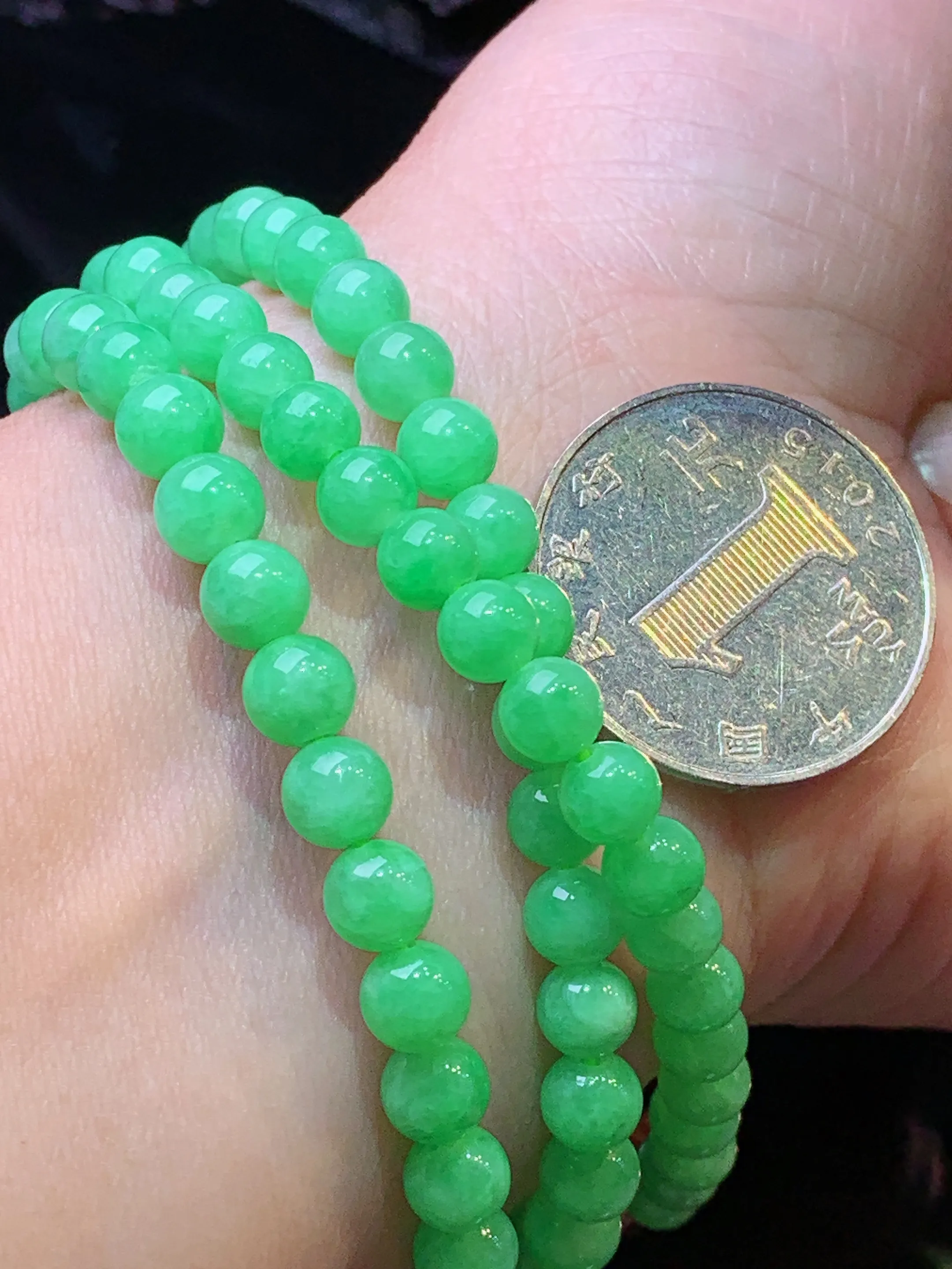 翠绿圆珠项链 玉质细腻 色泽清新艳丽 整体尺寸5.8