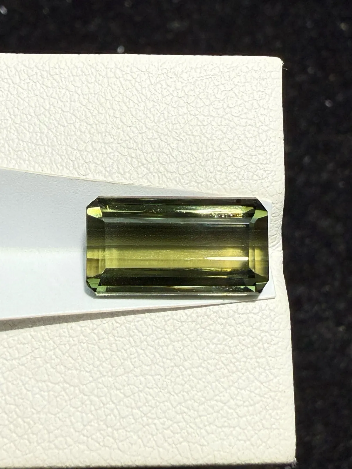【高端珠宝】天然极美绿碧玺裸石
重量: 5.005ct  规格: 13.1*7.1*5.1毫米
精湛切工，满身火彩
台面大，实物更美，可以代镶嵌设计。