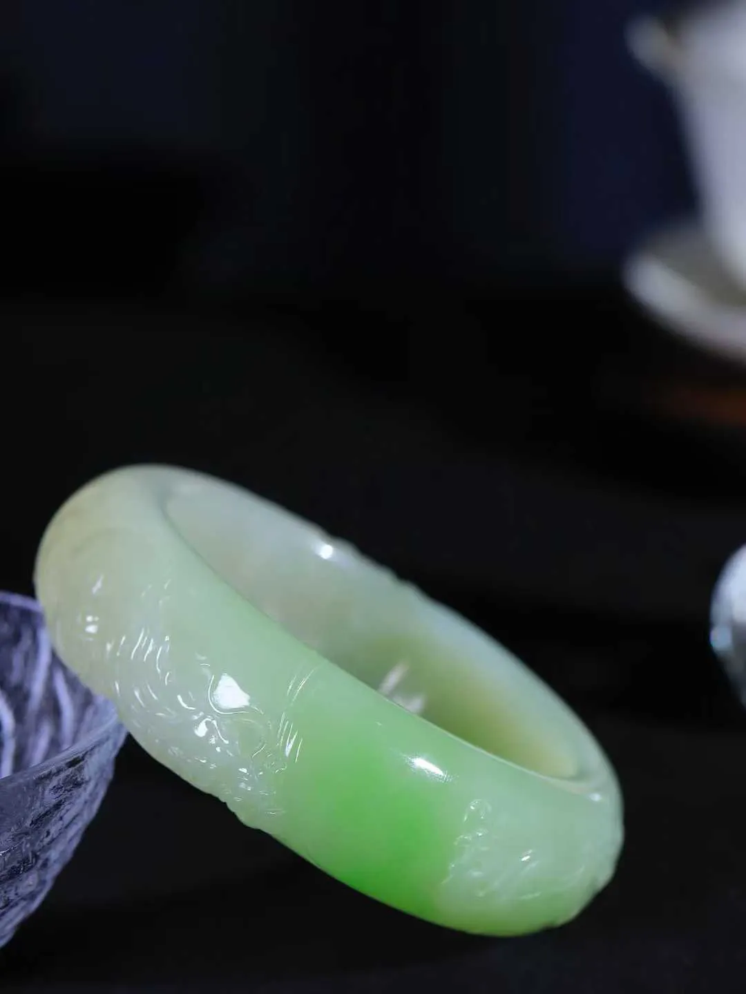 【龙凤呈祥.手镯】

 收藏级珍品️和田玉翠青龙凤呈祥手镯，质地细腻，油润度也是好的，古韵古香 ️龙凤双喜、象征龙凤呈祥天生一对、吉祥如意。重128.5克 尺寸59-21.7-11.5mm 331202400A