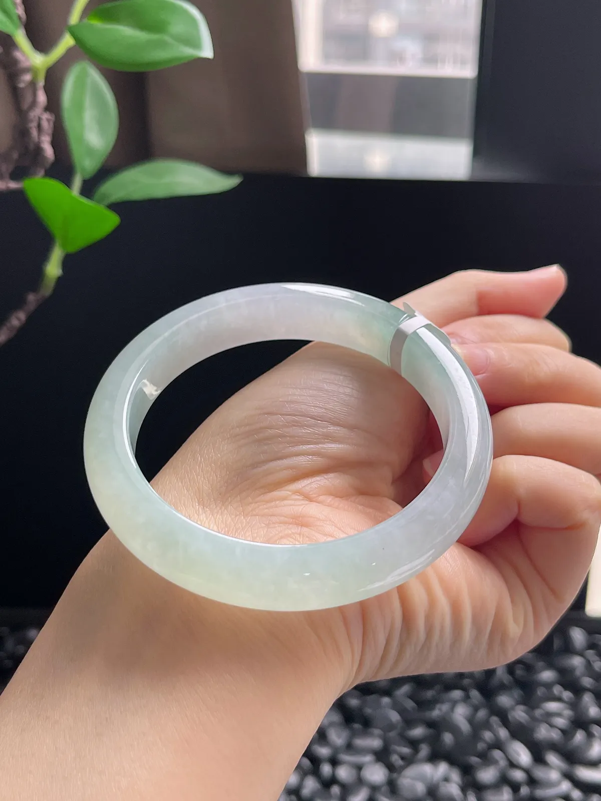 正圈58.5圈口，翡翠冰糯种淡绿色手镯，胶感十足