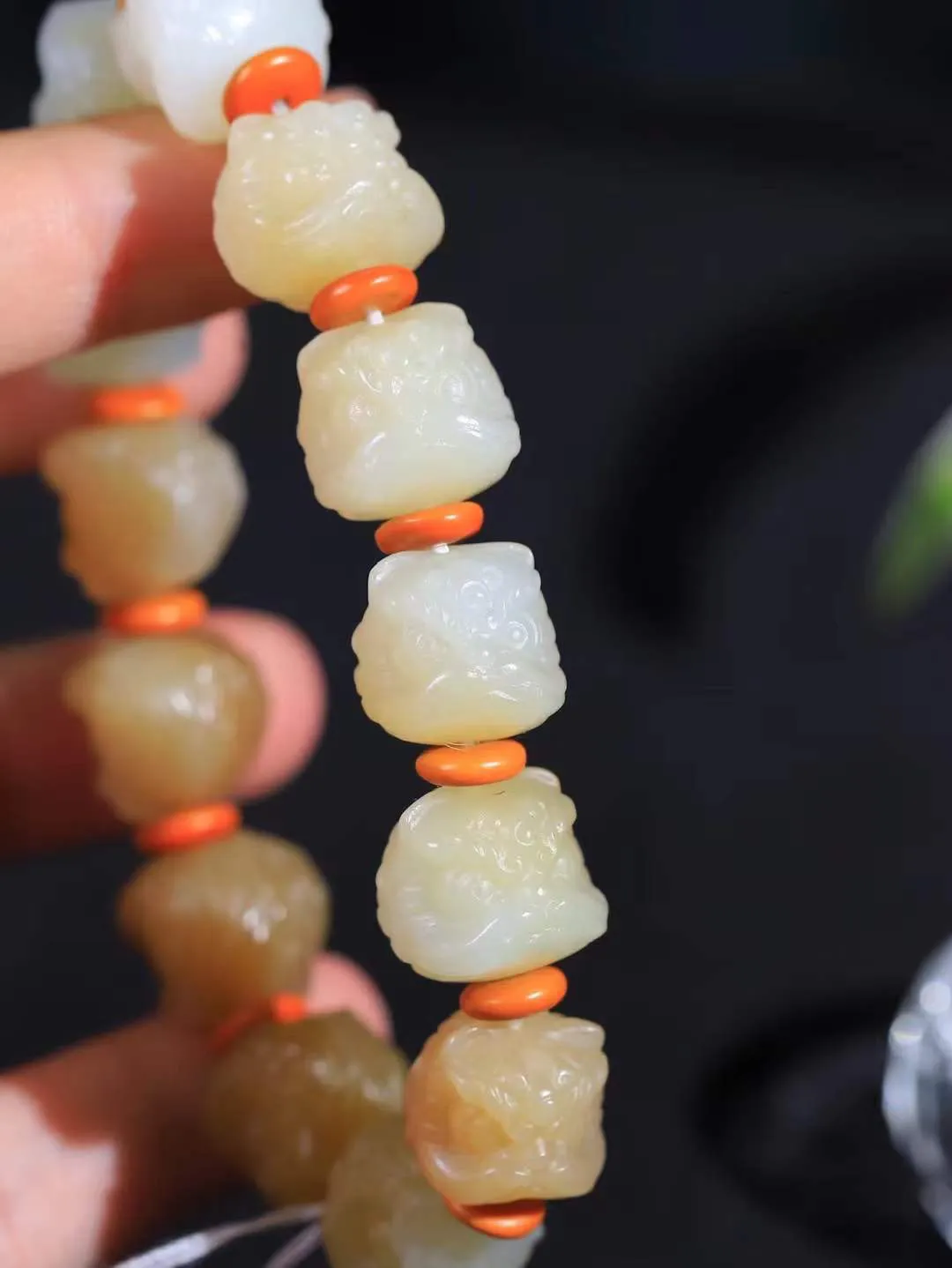 【醒狮.手串】

精品和田玉糖白玉醒狮手串，精雕醒狮，毛羽丝丝可见，它有着美丽的外表，目光尖锐，与日比肩。寓意有着坚定清晰的目标，并奋力前进，执着拼搏，最终与日同辉。重60.7克  尺寸取一13.4-14.2-13.7mmfDT-881202466