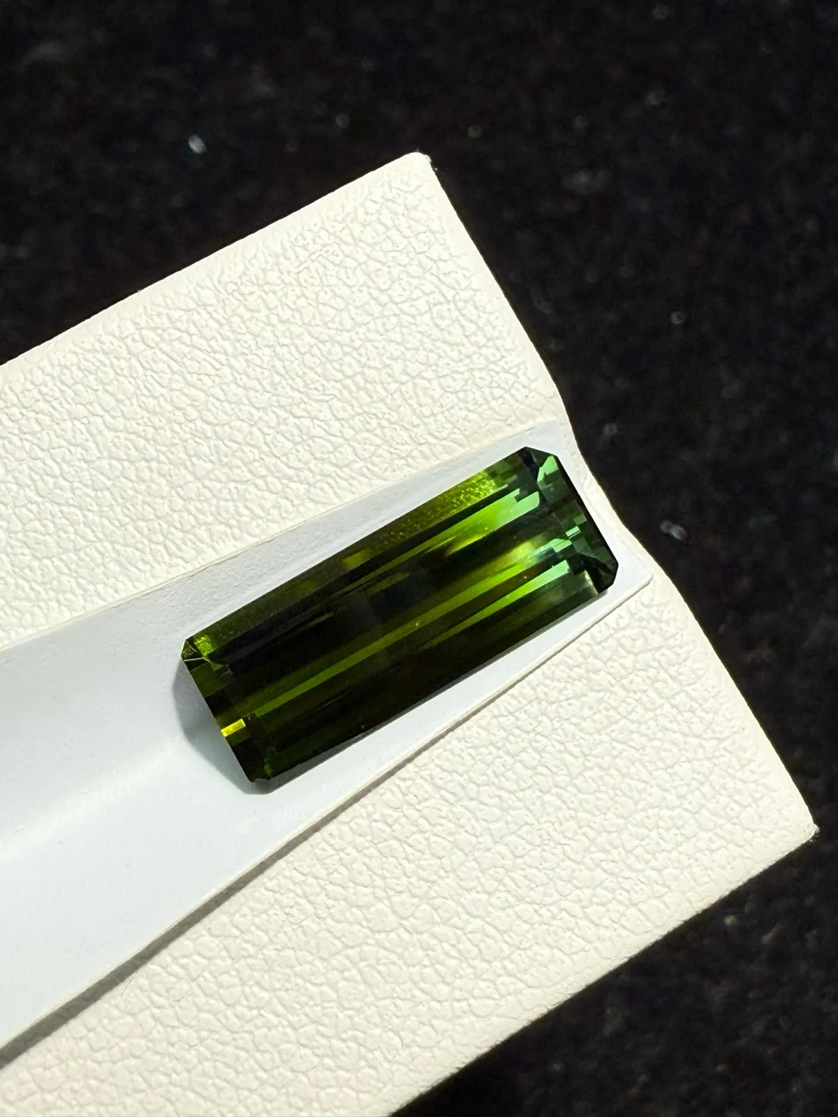 【高端珠宝】天然极美绿碧玺裸石
重量: 4.205ct  规格: 15.8*6.2*4.3毫米
精湛