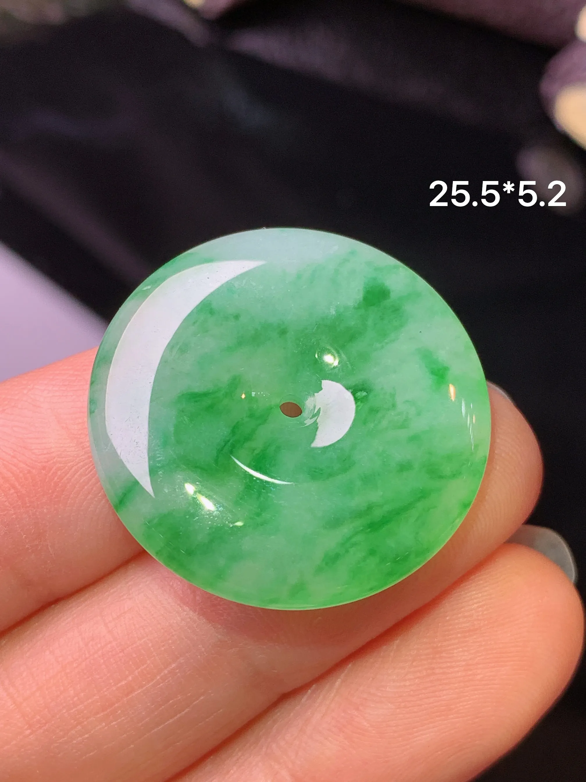 翠绿平安扣吊坠 玉质细腻 色泽清新艳丽 整体尺寸25.5*5.2