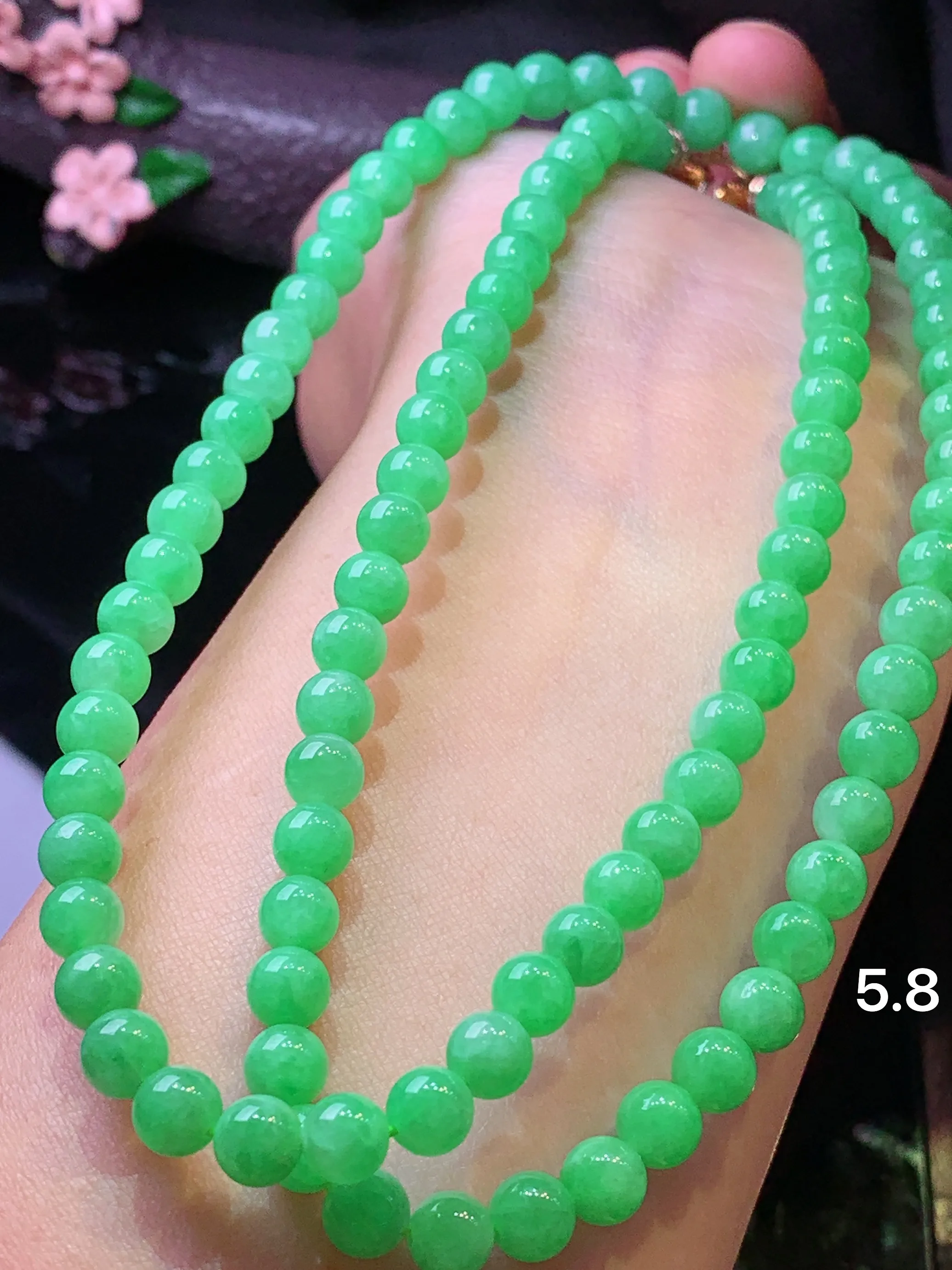 翠绿圆珠项链 玉质细腻 色泽清新艳丽 整体尺寸5.8