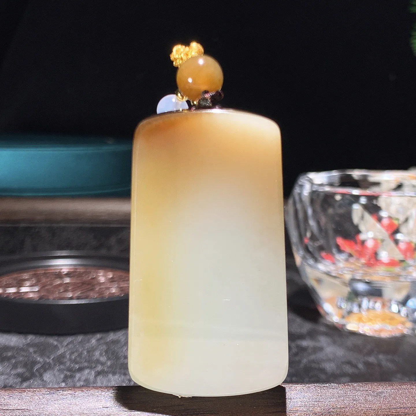 新疆和田玉且末糖平安无事牌子挂件。尺寸50/28/12重43.8克 玉质细腻油润。手推出油。佩戴高端典雅。lt251225