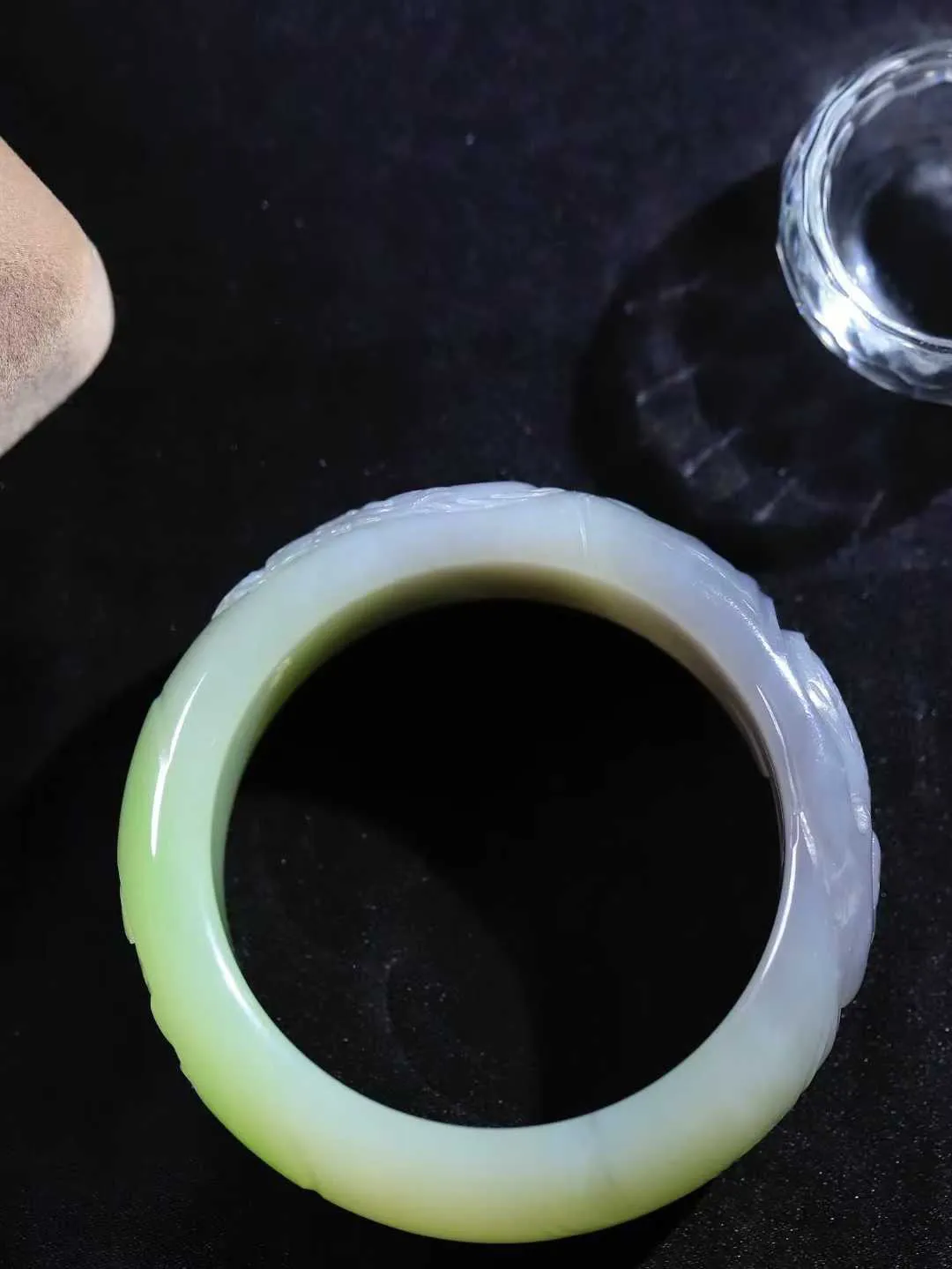 【龙行天下.手镯】

收藏级臻品️和田玉烟紫翠青双色手镯 玉质温润细腻 油性十足 脂粉佳，祥龙双目圆瞪，巨口大张，獠牙锋利，有气吞万里之感，威严霸气。龙是古代祥瑞之物 寓意有龙护身，除恶挡煞，消灾，祈福呈吉。重129.2克 尺寸58.5-24.2-10.3mm FDA-891202453