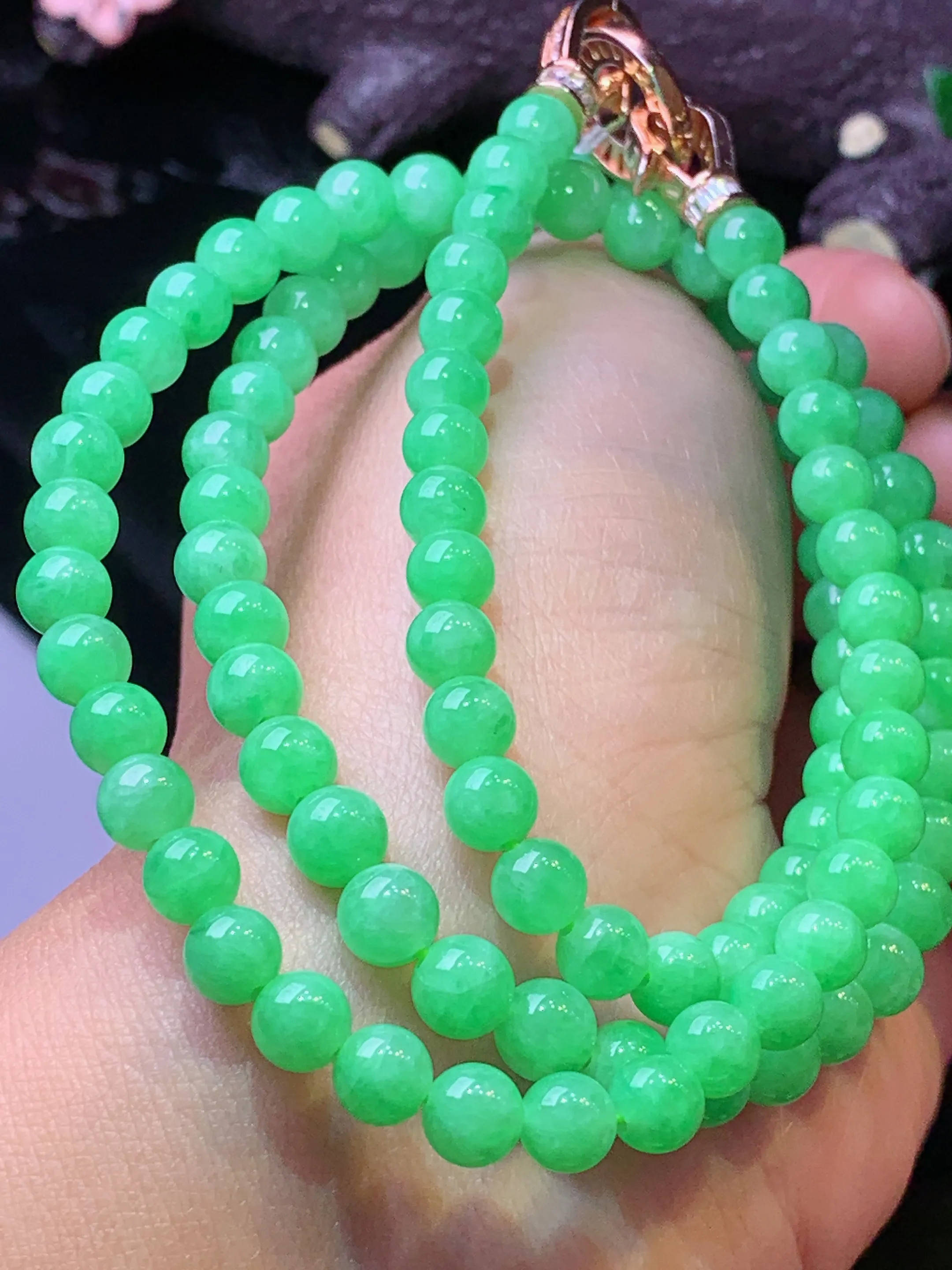 翠绿圆珠项链 玉质细腻 色泽清新艳丽 整体尺寸5.8