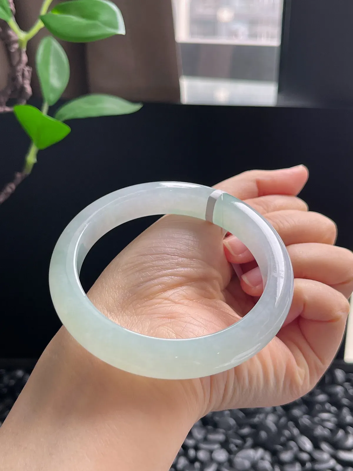 正圈58.5圈口，翡翠冰糯种淡绿色手镯，胶感十足