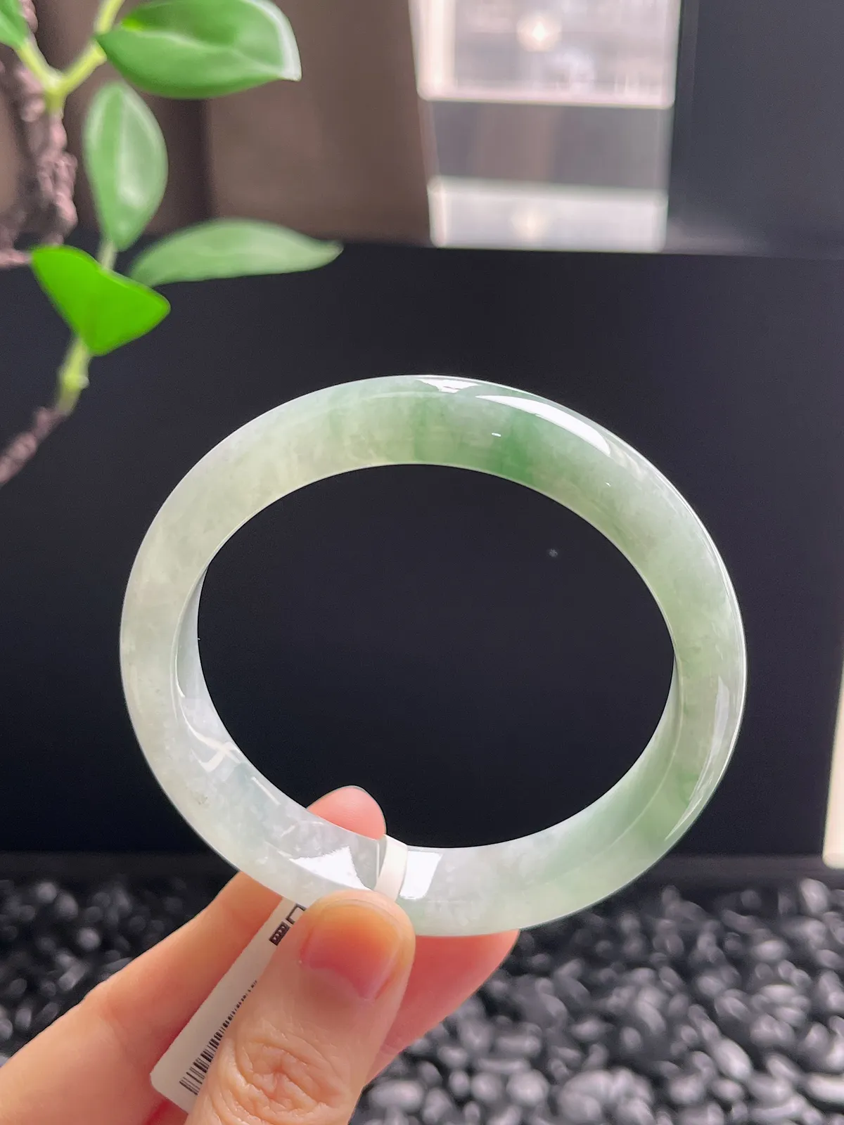 正圈57圈口，翡翠糯化种淡绿色手镯