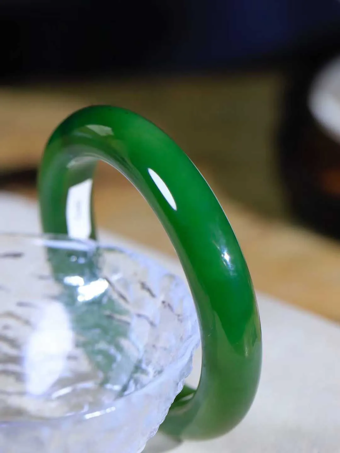 【温润如心.镯】

精品和田玉碧玉猫眼手镯，精选上等碧玉料，色泽清透，质地细腻。佩戴它，感受千年玉文化的温润与优雅，愿它为您带来平安与幸福。重54.6克  尺寸53.5-11.7-8.9mm  101202411A