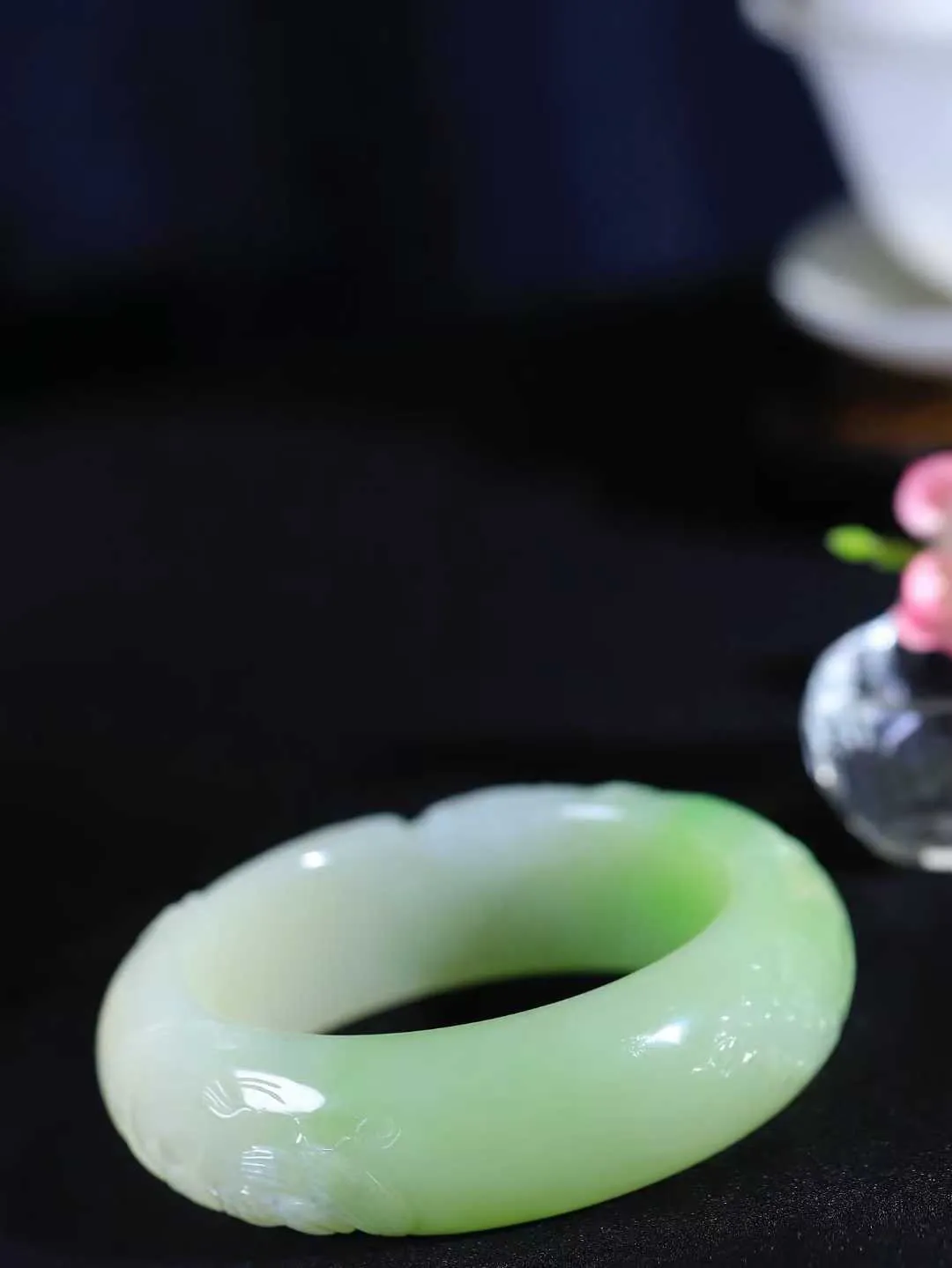 【龙凤呈祥.手镯】

 收藏级珍品️和田玉翠青龙凤呈祥手镯，质地细腻，油润度也是好的，古韵古香 ️龙凤双喜、象征龙凤呈祥天生一对、吉祥如意。重128.5克 尺寸59-21.7-11.5mm 331202400A