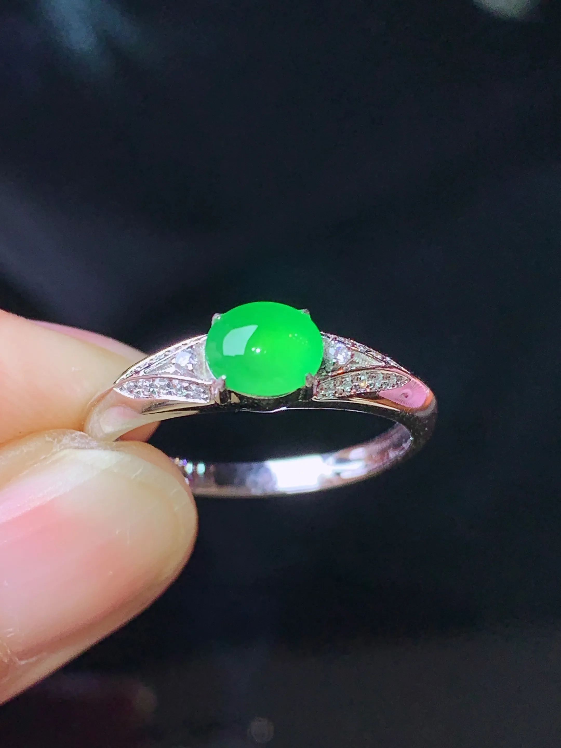 18k金钻镶嵌满绿蛋面戒指 玉质细腻 色泽清新艳丽 圈口14.5 整体尺寸5*5.6*2.3