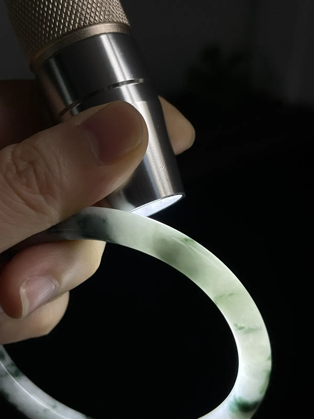 圆镯57.5圈口，翡翠糯化种飘绿手镯