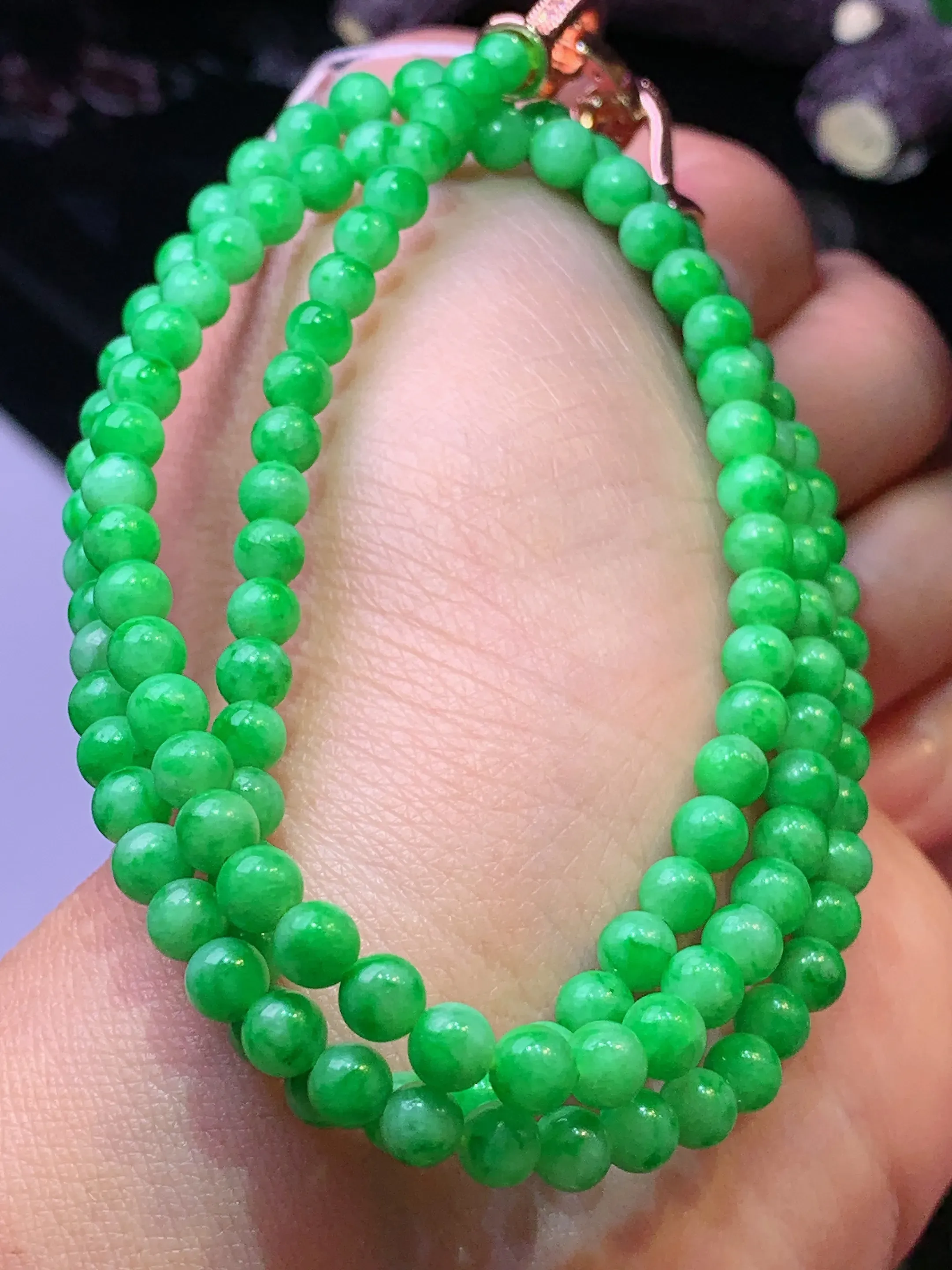 翠绿圆珠项链 玉质细腻 色泽清新艳丽 整体尺寸4.5