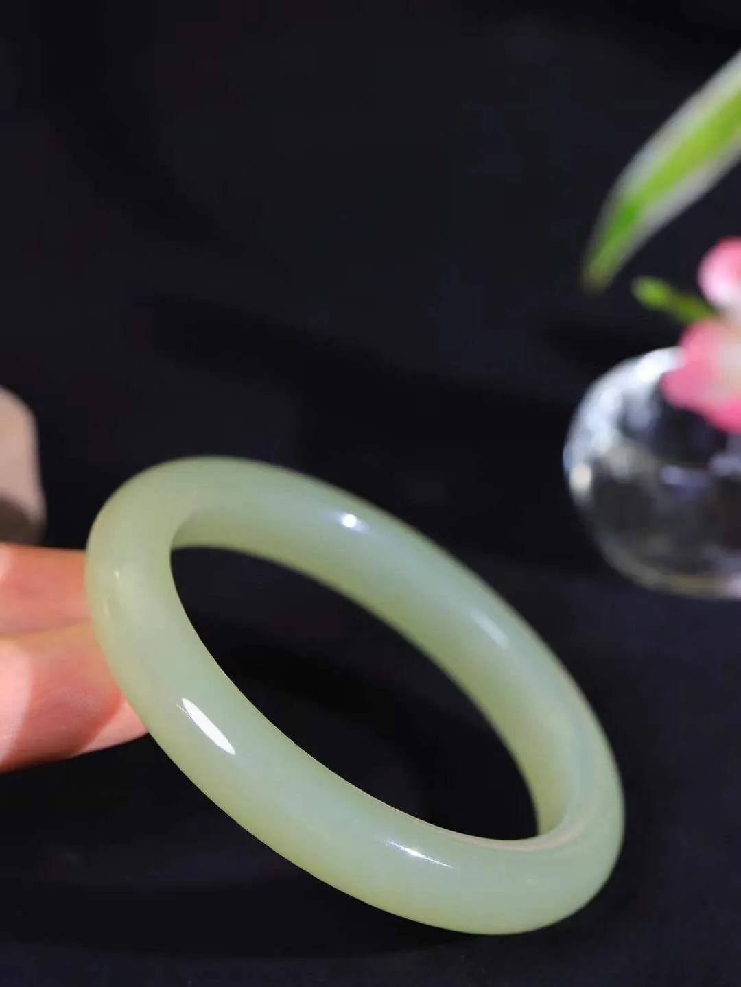 【温润于心.手镯】

精品️和田玉晴水手镯，如晴水般清澈，似晴空般纯净。每一缕纹理都诉说着大自然的馈赠，温润细腻，触手生温。佩戴它，仿佛将一片宁静的晴水湖戴在腕间，优雅从容，气质非凡。重52.8克  尺寸58.5-11.3-9mm  551202533A