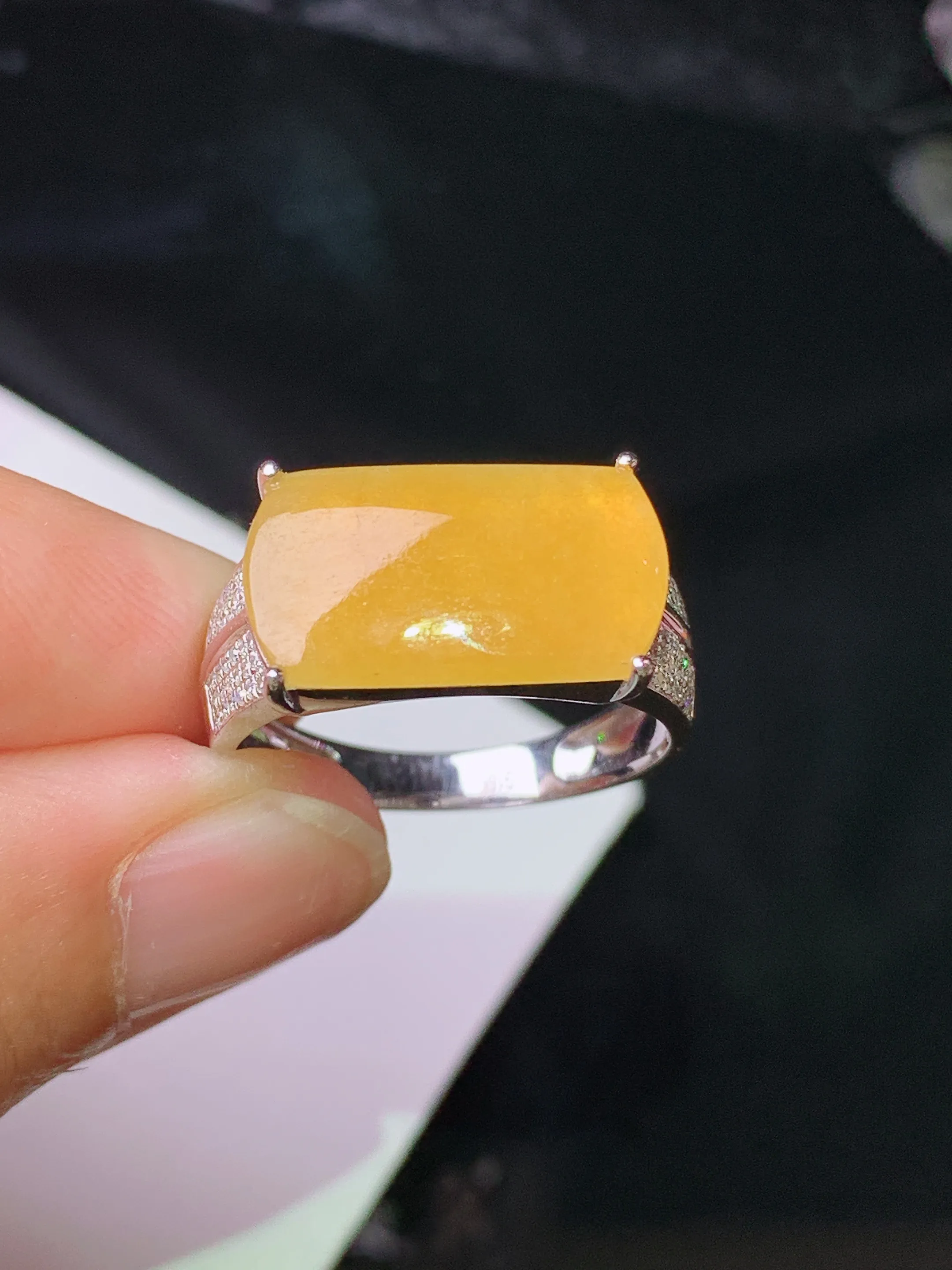 18k金钻镶嵌黄翡马鞍戒指 玉质细腻 色泽清新艳丽 圈口17.5 裸石尺寸8.5*16*2.5