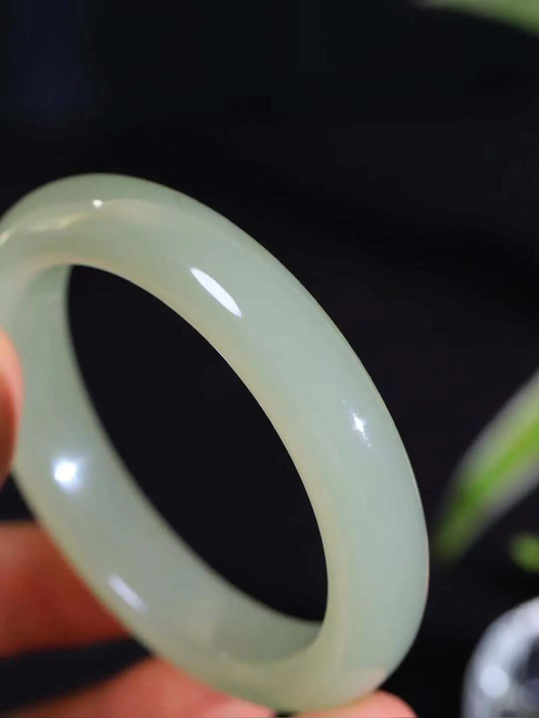 【诗情画意.手镯】

精品️和田玉晴水手镯   细腻油脂,手感润滑。意韵飘渺，温雅细腻，工艺精湛，️氤氲诗意的美跃然于手腕之间，给人以出尘的风雅，优美脱俗，气质非凡。重60.5克 内径56mm尺寸13-9.3mm  221202500A