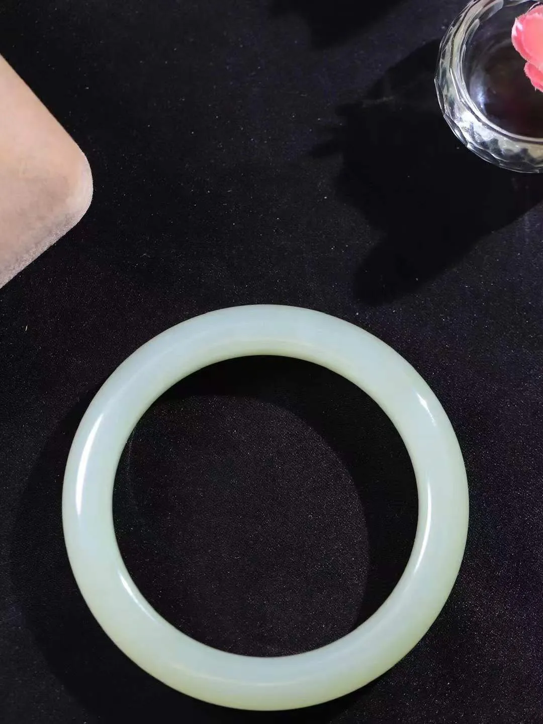 （一见倾心.手镯）

精品和田玉晴水手镯，玉质温润细腻 油性十足 手感舒适，高华雅逸，线条流畅，简约大气，美自天成，素雅高贵。佩戴于腕间，婉约之美，举手投足间透出那低调奢华。重63.3克  尺寸59.5-12-9.7mm  561252500A