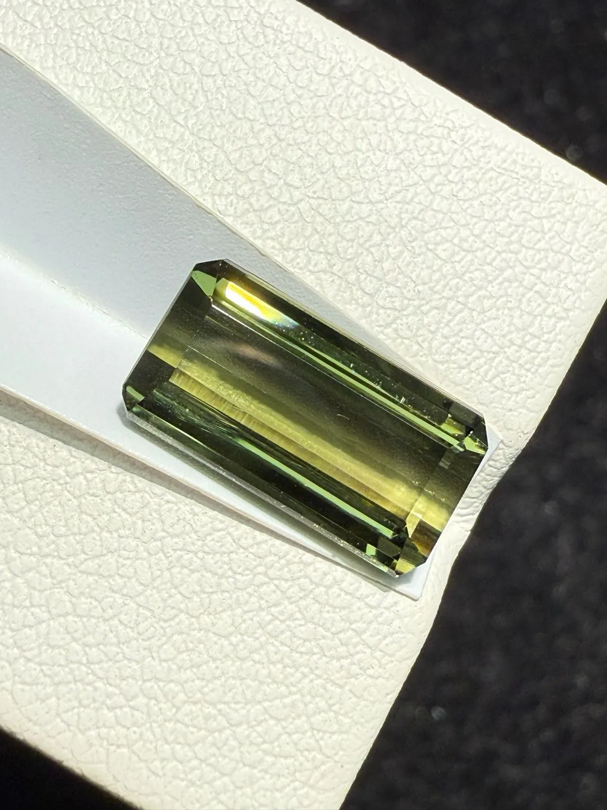 【高端珠宝】天然极美绿碧玺裸石
重量: 5.005ct  规格: 13.1*7.1*5.1毫米
精湛切工，满身火彩
台面大，实物更美，可以代镶嵌设计。
