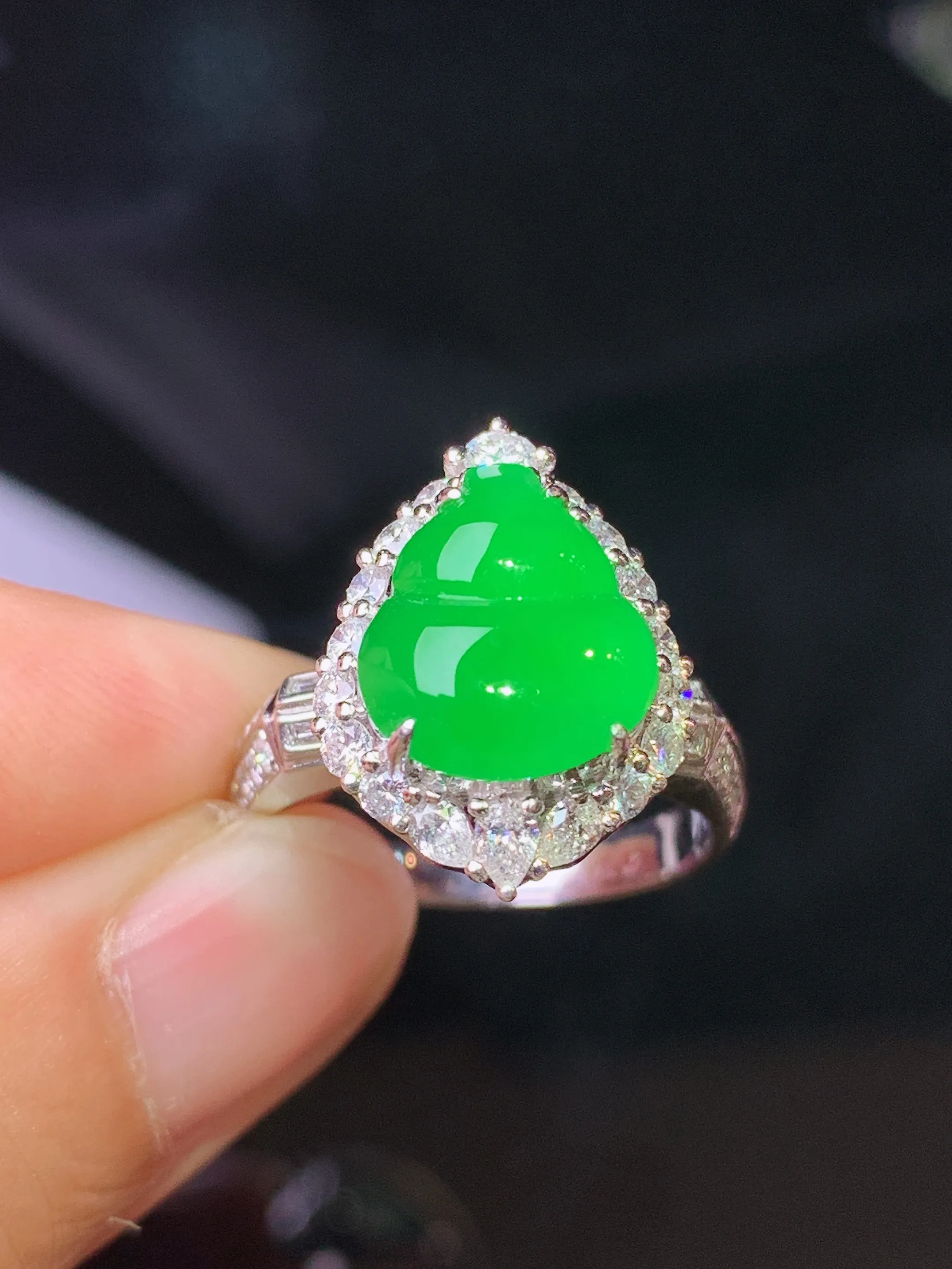 18k金钻镶嵌满绿葫芦戒指 玉质细腻 色泽清新艳丽 圈口14 整体尺寸17.2*12.6*10.5