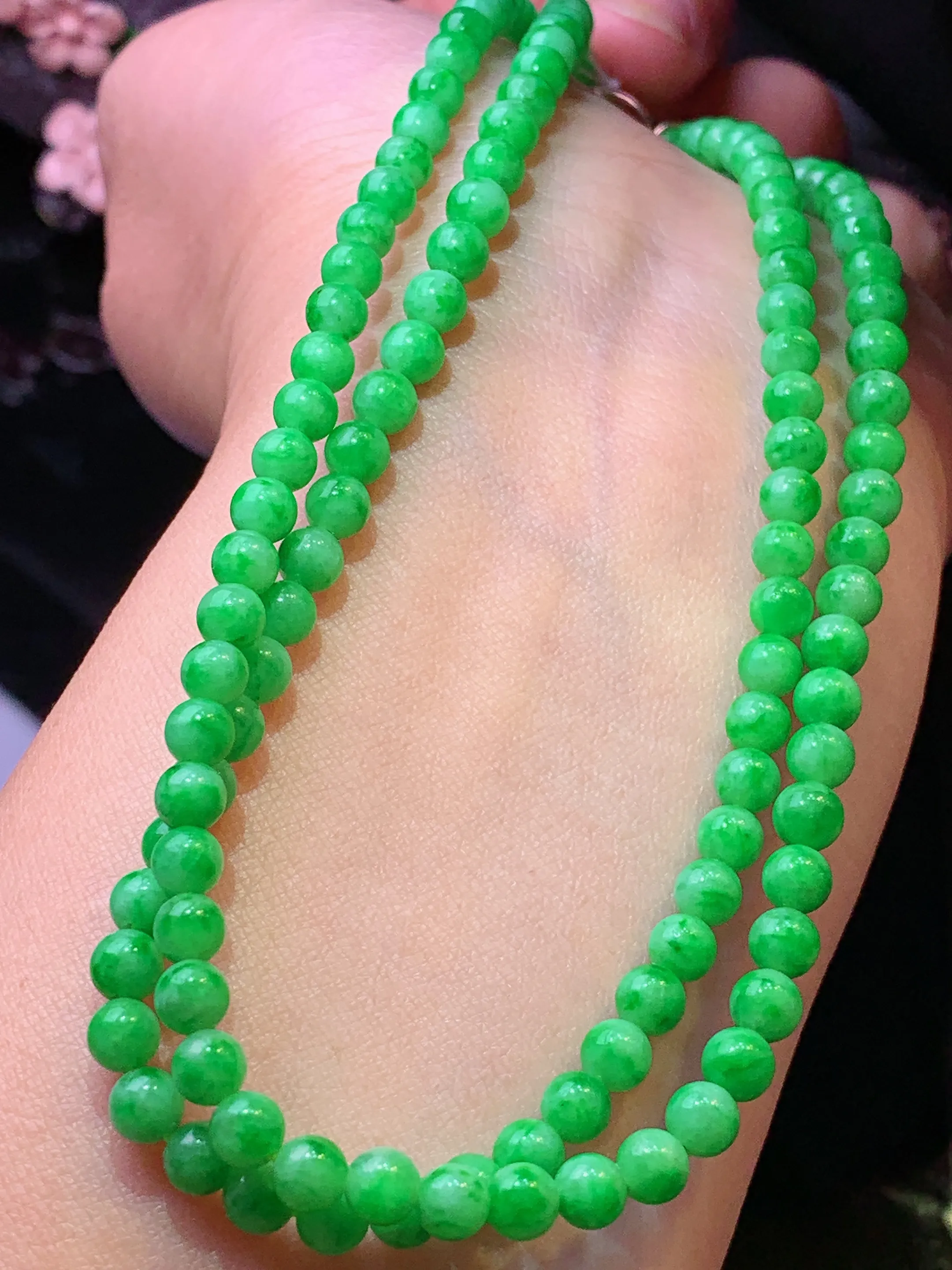 翠绿圆珠项链 玉质细腻 色泽清新艳丽 整体尺寸4.5