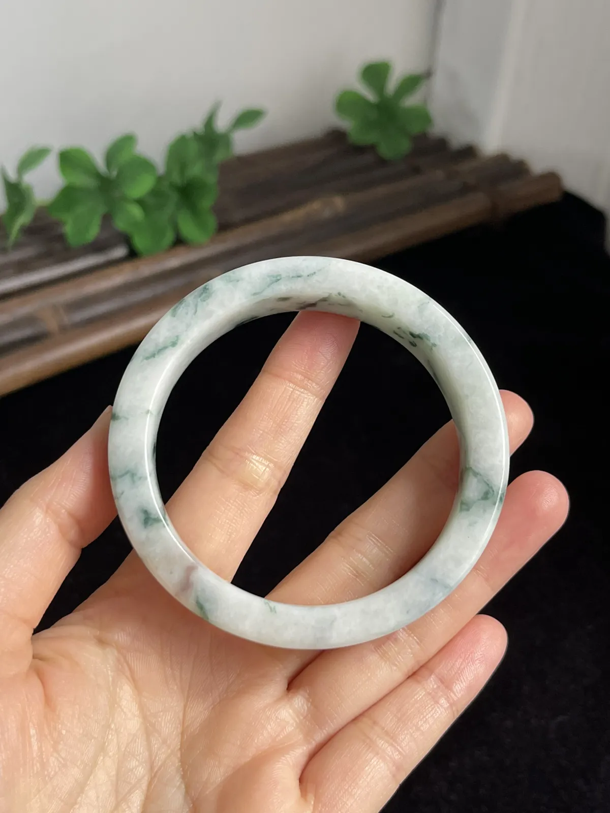 正圈56.5圈口，翡翠糯化种飘绿手镯，非常独特的方形手镯，飘片片蓝绿碎花，仙气飘飘，上手非常漂亮